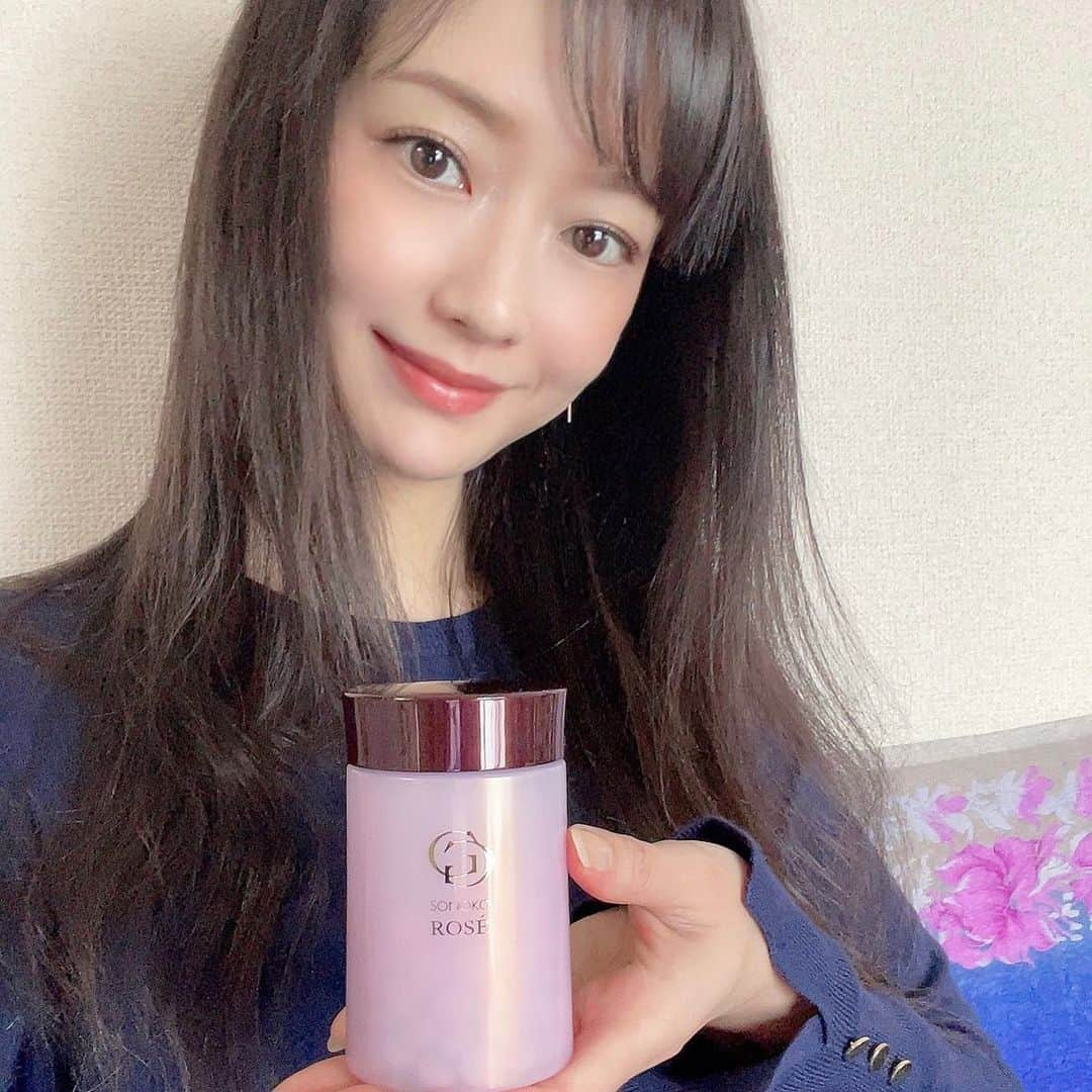 吉山りささんのインスタグラム写真 - (吉山りさInstagram)「✨✨✨ 安心サプリでインナーケアしてます💕  ～時を重ねるほどに美しく〜 🌹バラのように華やかに咲き続ける～  『SONOKO G.Gロゼ』  飲む美容液といわれるほどのサプリ💓  シワ＆たるみ肌に良いみたい🥰  粒のピンク色は ムラサキトウモロコシの天然色素なんだって😍  色が綺麗💋（笑） そして舐めていたいくらい つるんとしてる飲みやすいの✨  40代だし 良質なサプリで輝き続けられるようがんばります😌💋   📍若さを保つ成分「AC-11（エーシーイレブン）」 📍数多くの栄養素を含む「カキエキス」 📍ポリフェノールの多い「発酵黒ニンニク」 📍体のリズムをサポート「ビタミンB群」  📍内容量：75g(500mg×150粒) 💘555項目にわたる残留農薬検査をクリアで安心🤗✨  @sonoko_dietfood #sonokocafe #サプリメント #美容サプリ #インナーケア #美ボディ #美容 #ダイエットサプリ #健康美 #pr #サプリ #たるみ #シワ #美意識 #ロゼ #supplements #安心 #sonoko #rose #銀座   #吉山りさ #アラフォー #40代 #美容 #美肌 #美 #モデル #輝く女性 目指します」3月21日 10時20分 - oreorerisa