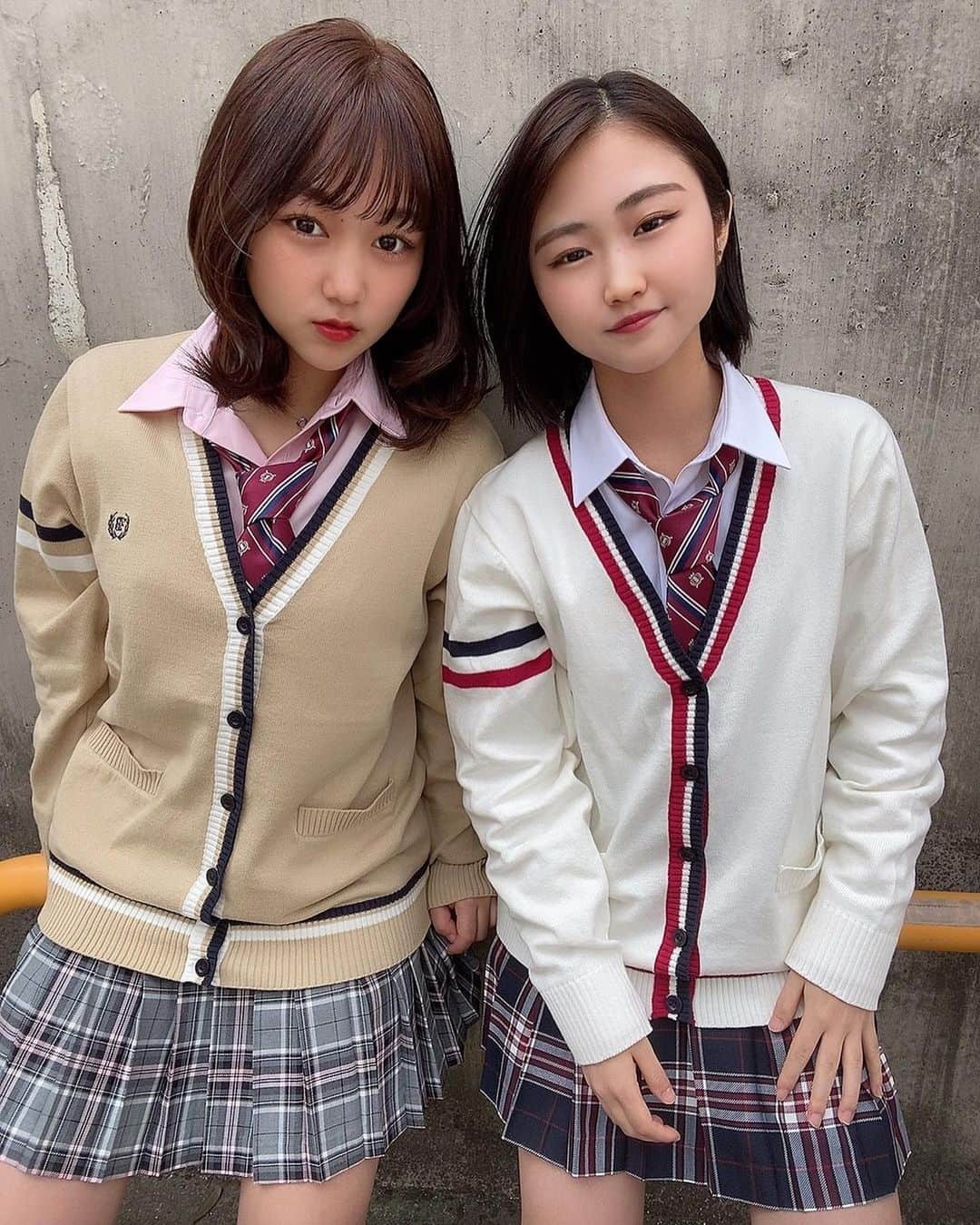 NANAさんのインスタグラム写真 - (NANAInstagram)「ひなせは制服着納めかな😊 ☆ 今って可愛い制服が沢山売ってるんだね〜。指定がない学校とかは自分で制服決めたりするらしいね！組み合わせも沢山あって選ぶの楽しいね♥ ☆ Cupop schoolの長袖シャツは形状安定👌洗濯機でガンガン洗えるのにアイロン要らない位気にならない優れもの🤩しかも1枚1090円ってめちゃくちゃ安い😳コスパ良すぎ🥺カラーバリエーションも豊富😊サイズ展開もS～LLまであるの。 ☆ カーディガンやスカートも沢山種類あったから是非チェックしてみてね♥ ☆ #cupop#制服#制服コーデ#pr#プチプラ#jk#姉妹 #姉妹ママ#高校生#女子高生」3月21日 10時37分 - nana1977hs