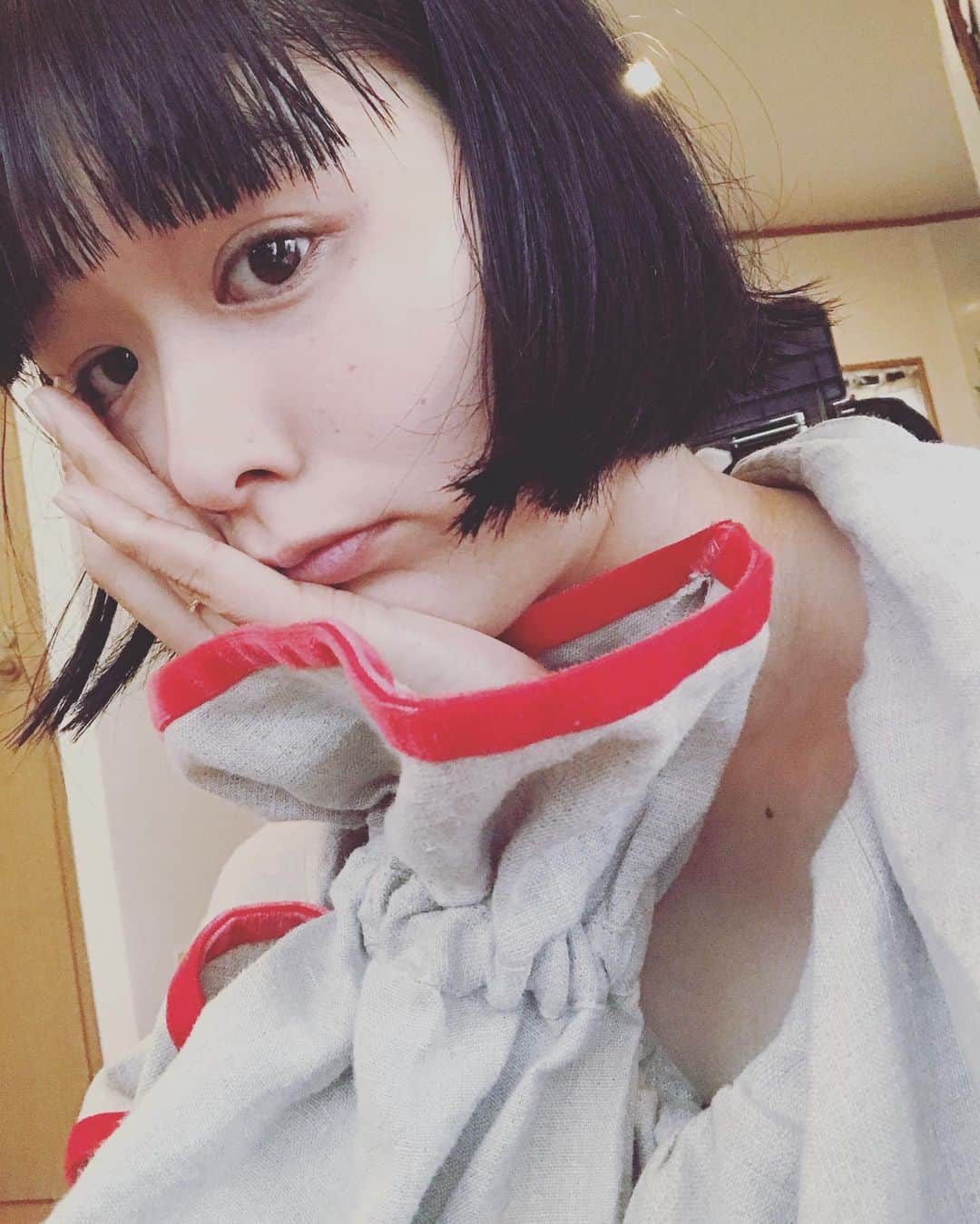 真央のインスタグラム：「jiccaをね、ようやっとおろしたのよ、 雨の春🌸 子の鼻水、流れてないぞ、さぁ着よう。 @jicca___」