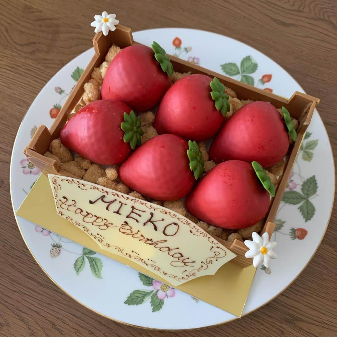 花田美恵子さんのインスタグラム写真 - (花田美恵子Instagram)「今月はバースデーにつき、ケーキの投稿が続きます ダイエット中の方は閲覧注意です⚠️  木箱に入った苺に見えますが、イチゴのショートケーキ🍓 箱を開けた瞬間、目がハートになりました😍 イチゴは薄いチョコでコーティングされたムースになっていて、ヘタの部分までちゃん美味しくて  こんなに可愛いケーキを 可愛いかわいいお姫様から頂きました👑  小さな女の子と手を繋ぐのが久しぶり過ぎて、私の方がなんだか緊張...  すっかり大人になった娘達の手を引くことは、これから先もきっとないと思うと  子供達が小さい頃にもっと手を繋いでおけば良かったです😢  #tokyolifestyle #birthdaycake #happybirthday #march #spring #strawberry #oneboyandthreegirlsmom #thankyou  #バースデーケーキ #いちごのショートケーキ #ありがとう❤️」3月21日 11時27分 - hawaiimieko