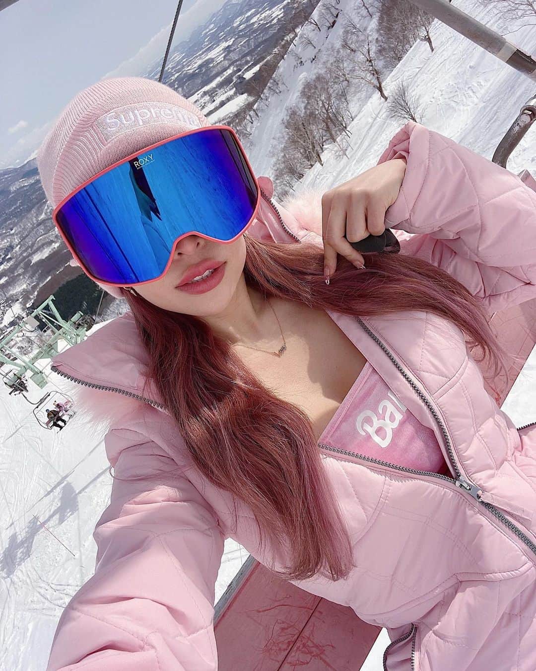 cocovanilla_chiakiさんのインスタグラム写真 - (cocovanilla_chiakiInstagram)「We are in Niseko🏂✨ めちゃ暖かいんですけどー😂 人も少なくて最高💖 Pink Barbie snow border💗って感じでw #niseko#ニセコ#北海道#最高#スノボ女子 #snowboard」3月21日 11時30分 - coco_mirror9