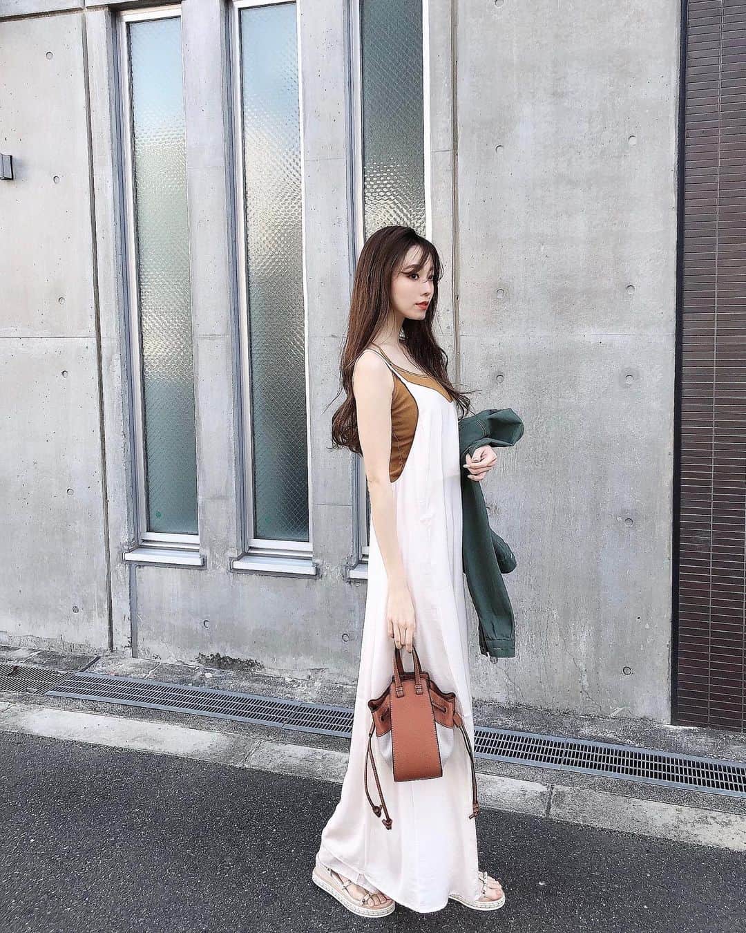 のインスタグラム：「≫≫👗... 𝘤𝘰𝘰𝘳𝘥𝘪𝘯𝘢𝘵𝘦 【⚠️お得情報あり 】  ㅤㅤㅤㅤㅤㅤㅤㅤㅤㅤㅤㅤㅤㅤㅤㅤㅤㅤㅤㅤㅤ わーん🌀 せっかくのおやすみに雨だ...🥺☔️ ㅤㅤㅤㅤㅤㅤㅤㅤㅤㅤㅤㅤㅤ ㅤㅤㅤㅤㅤㅤㅤㅤㅤㅤㅤㅤㅤ  そんな今日は、気分が上がる ちょっぴり気の早い𝘤𝘰𝘰𝘳𝘥𝘪𝘯𝘢𝘵𝘦を紹介...❤︎笑笑 ㅤㅤㅤㅤㅤㅤㅤㅤㅤㅤㅤㅤㅤㅤㅤㅤㅤㅤㅤㅤㅤ ㅤㅤㅤㅤㅤㅤㅤㅤㅤㅤㅤㅤㅤ   𝘴𝘦𝘵 𝘶𝘱  @bonlecill_official ㅤㅤㅤㅤㅤㅤㅤㅤㅤㅤㅤㅤㅤ  前にも紹介したことがある @kumika_iiio2 さんがオープニングアンバサダーを務める 【 BONLECILL/ボンルシール 】がZOZOTOWNにオープン🛒❤︎  ㅤㅤㅤㅤㅤㅤㅤㅤㅤㅤㅤㅤㅤ  ㅤㅤㅤㅤㅤㅤㅤㅤㅤㅤㅤㅤㅤ 年齢を問わずにファッションを楽しむ すべての女性に "今っぽさ"と "こなれ感"を キーワードにお洋服展開をしているブランド❤︎  ㅤㅤㅤㅤㅤㅤㅤㅤㅤㅤㅤㅤㅤ ㅤㅤㅤㅤㅤㅤㅤㅤㅤㅤㅤㅤㅤ  3/22(mon)限定で  ¥1,000 offのクーポンが発行されるから、 今日着てる 👗ワンピースは¥2,990 👖パンツは¥2,490 で買えるん😬👏🏻✨ ㅤㅤㅤㅤㅤㅤㅤㅤㅤㅤㅤㅤㅤ ㅤㅤㅤㅤㅤㅤㅤㅤㅤㅤㅤㅤㅤㅤㅤㅤㅤㅤㅤㅤㅤㅤㅤㅤㅤㅤ 本当ここのブランド安すぎ...😮！ ㅤㅤㅤㅤㅤㅤㅤㅤㅤㅤㅤㅤㅤ ㅤㅤㅤㅤㅤㅤㅤㅤㅤㅤㅤㅤㅤ  サテンのサラッとした素材感で、 薄手ではあるけど安っぽくはなく、 パンツなんてしっかり裏地まで付いててビックリ😳💓 ㅤㅤㅤㅤㅤㅤㅤㅤㅤㅤㅤㅤㅤ ㅤㅤㅤㅤㅤㅤㅤㅤㅤㅤㅤㅤㅤ  動画も載せてるけど、いい感じにユラユラして 素材とデザインもあいまってこなれ感出る〜✊🏻😙🍃  ㅤㅤㅤㅤㅤㅤㅤㅤㅤㅤㅤㅤㅤ  今日はワンピとパンツを合わせてセットアップっぽく着たけど、もちろんセパレートでも着れるよ🥰✨ ㅤㅤㅤㅤㅤㅤㅤㅤㅤㅤㅤㅤㅤ ㅤㅤㅤㅤㅤㅤㅤㅤㅤㅤㅤㅤㅤ こういう透け感のあるパンツ欲しかったから めっちゃ着まわそうっ😝✨ ㅤㅤㅤㅤㅤㅤㅤㅤㅤㅤㅤㅤㅤ ㅤㅤㅤㅤㅤㅤㅤㅤㅤㅤㅤㅤㅤㅤㅤㅤㅤㅤㅤㅤㅤㅤㅤㅤㅤㅤ ちなみにワンピースにはアジャスターが付いてるから長さの調節も可能👗✌🏻ㅤㅤㅤㅤㅤㅤㅤㅤㅤㅤㅤㅤㅤ ㅤㅤㅤㅤㅤㅤㅤㅤㅤㅤㅤㅤㅤ  パンツはウエストゴムで楽チン👖🍃 ㅤㅤㅤㅤㅤㅤㅤㅤㅤㅤㅤㅤㅤ ㅤㅤㅤㅤㅤㅤㅤㅤㅤㅤㅤㅤㅤ ㅤㅤㅤㅤㅤㅤㅤㅤㅤㅤㅤㅤㅤ どっちもフリーサイズだよ😘✨  ㅤㅤㅤㅤㅤㅤㅤㅤㅤㅤㅤㅤㅤ ㅤㅤㅤㅤㅤㅤㅤㅤㅤㅤㅤㅤㅤ そんな今日は、リモートミーティング👩🏻‍💻✨  みんなから前々からリクエストいただいていたことが、 ㅤㅤㅤㅤㅤㅤㅤㅤㅤㅤㅤㅤㅤ 実現しそうなの...🤭！  ㅤㅤㅤㅤㅤㅤㅤㅤㅤㅤㅤㅤㅤ ㅤㅤㅤㅤㅤㅤㅤㅤㅤㅤㅤㅤㅤ ㅤㅤㅤㅤㅤㅤㅤㅤㅤㅤㅤㅤㅤ もっと私を知ってもらうきっかけになれば 嬉しいな💓と思って取り組んでるから またまた告知をお楽しみに🥰✨  ㅤㅤㅤㅤㅤㅤㅤㅤㅤㅤㅤㅤㅤ ㅤㅤㅤㅤㅤㅤㅤㅤㅤㅤㅤㅤㅤ ㅤㅤㅤㅤㅤㅤㅤㅤㅤㅤㅤㅤㅤ みんなも素敵な週末を🐋💓 ㅤㅤㅤㅤㅤㅤㅤㅤㅤㅤㅤㅤㅤ ㅤㅤㅤㅤㅤㅤㅤㅤㅤㅤㅤㅤㅤ ㅤㅤㅤㅤㅤㅤㅤㅤㅤㅤㅤㅤㅤ ㅤㅤㅤㅤㅤㅤㅤㅤㅤㅤㅤㅤㅤ ㅤㅤㅤㅤㅤㅤㅤㅤㅤㅤㅤㅤㅤ ㅤㅤㅤㅤㅤㅤㅤㅤㅤㅤㅤㅤㅤ  #キャミワンピース#ワンピース #パンツ#セットアップ #サテンキャミワンピース #サテンパンツ#イージーパンツ #消えそうな色コーデ#着こなし#ファッションコーデ#ベージュコーデ #ファッション部#今日のコーディネート #ベージュ好き#春先取り#春先取りコーデ #プチプラファッション#ワントーンコーデ #PR#BONLECILL#ボンルシール」