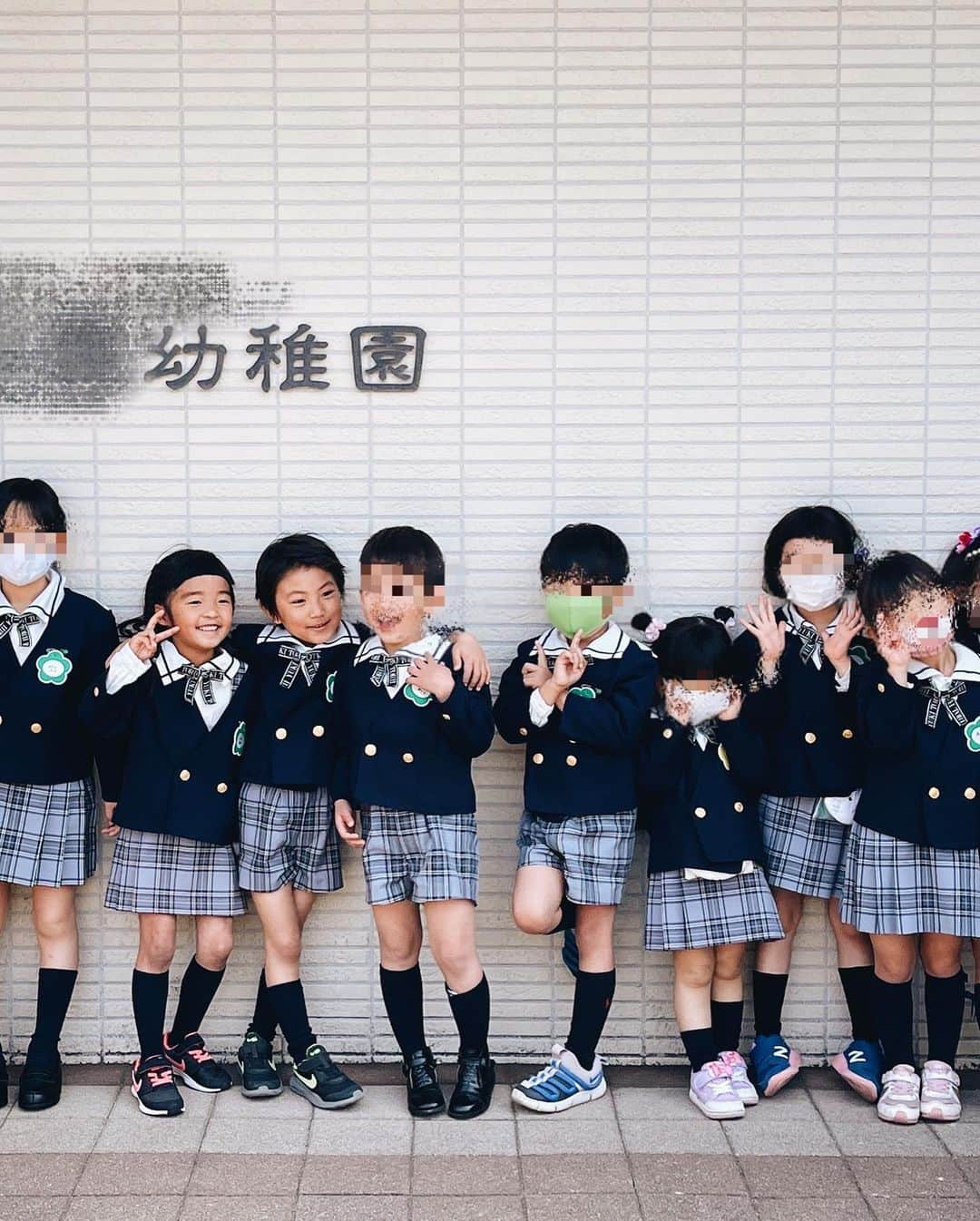 高橋菜摘のインスタグラム：「🌸🏫🌸 2021.3.19  幼稚園を卒園しました。 . 幼稚園だけで終わらないような 親子共々一生ものの友達が沢山出来て 心底幸せでしかないです。 息子の明るく人が大好きで ムードメーカーな性格がより一層 私が幼稚園に行くのが楽しみだった理由。 色んなものを見せてくれてありがとう。 卒園式は爆泣きでした。 当日まで泣くの我慢してたからかな マスク替え持って行ったけど足りず。 先生とちゃんと話せないほど... また行った時にゆっくり話そう。 . . . 仕事したりお友達を作ってあげたい理由で 保育園に入れた２歳の春。 近くは空いてなくて遠くの田舎の方 のびのびした少人数の環境は 息子に合っていて最高だったけど １年の過程を終える前にふと このまま6歳までを過ごすのは この子にとってどうなのかなと悩み そこで初めて幼稚園を視野に入れ 頭を抱えるほど悩んで決め願書を提出。 にも関わらず出しに行った先に２人して違和感を感じ その日そのままダメ元でこの幼稚園へ。 普通は受け入れて貰えないと思うけど 面接を受けさせてくれました。 市外で送り迎えが大変だから除外してたけど 見学で見た時から心のどこかで ずっと引っかかっていたみたい。 この判断、行動は間違ってなかった😭 そう思える程素敵な幼稚園でした。 本当に沢山の思い出をありがとう☺️ 先生たち、お友達、お友達の家族達。 サッカーの仲間たち。 タカラモノ。 . . . #卒園 #卒園式 #幼稚園 #旅立ち #さよならぼくたちのようちえん  #ありがとう幼稚園 #もうすぐ1年生  #kindergarten #school #graduation  #friends #shonanlife #goodbye」