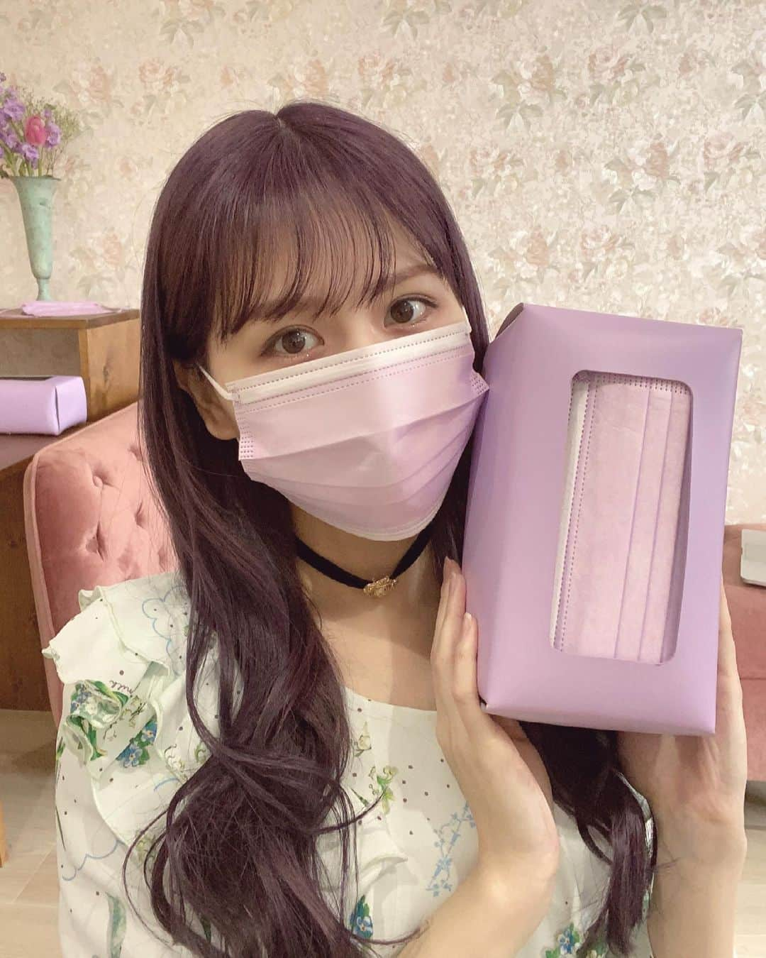 佐藤すみれさんのインスタグラム写真 - (佐藤すみれInstagram)「💜💜💜  Sumireマスクボックス&マスクポーチの受注が始まりました💐  オリジナルで染めた綺麗なスミレ色です。 本革なので柔らかく、高級感があります。  ご希望の方は、プレゼント用の簡易的なラッピング包装も可能です。 心を込めて梱包させていただきます。 備考欄に「ラッピング希望」とお書きください。 また、セットでご購入いただいた方にはノベルティのステッカーをプレゼント❤︎  受注生産（数が決まってから工場に発注する形）になるので、お届け予定は6月中になりますが、なるべく早く届けられるように頑張りますね！  マスクボックス、マスクポーチともに税込6,600円 3月28日23時59分まで特設サイトにて予約 ↑プロフィールのハイライトにリンク有  詳しくは昨日のインスタライブで紹介しているので、IGTVのアーカイブ欄からご覧ください💟 　　　  @bonbornbone  @mizukiichinose  dress▷ @milk__official_ #milk choker▷ @liquem.tokyo #liquem   #マスクボックス #マスクケース  #マスクポーチ #不織布マスク  #wマスク #不織布マスクボックス  #革製品 #新商品 #受注生産  #インテリアにもなる #本革  #春色カラー #くすみカラー  #すみれ色 #すみれカラー  #bonborn #mask #maskbox  #佐藤すみれプロデュース #💜」3月21日 12時08分 - sumiresato_official