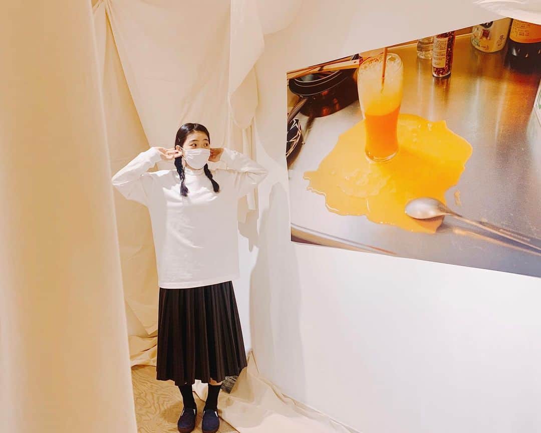 東野絢香のインスタグラム：「昨日。友達の個展に遊びに行った。  かくれんぼしたりクルクル回ったり、苺のクッキーを食べたり、写真を撮ったり撮られたり、少し手伝ったりした。  友達が「まつ毛が可愛い、眉毛が可愛い、滲み出してオーラまで可愛い」と独特の褒め言葉をたくさん浴びせてくれた。  もし昨日の私が可愛かったんだとしたら、人やものや空間や時間への、愛に溢れていたからだと思う。  最近いろいろな経験をして、1周2周回って、すごく自由になった。  まだまだ体が軽い。  「オーロラのカーテン、あけて」 #イロリムラ」