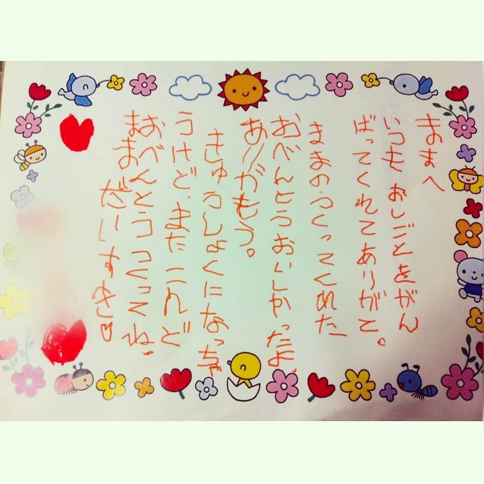 神崎恵さんのインスタグラム写真 - (神崎恵Instagram)「2011年。 10年前の今日の画像がスクリーンにあがってきました。 懐かしい。 次男が卒園式にくれた手紙。 手帳に挟んで大切にしているもののひとつ。 落ち込んだ時、元気がほしい時、踏んばらなきゃならないとき、これを読むと「がんばるぞ〜‼︎」ってなる。 一生懸命な字。ひとつひとつの字を何度も何度も繰り返し読んでいます。  ここ数日、卒園、卒業式なんだな、という晴れやかな姿を目にします。 ご卒園、ご卒業、おめでとうございます🌸 いろいろなことがある今だけど、 新しい一歩。 鮮やかに、輝くものになりますように。」3月21日 12時16分 - megumi_kanzaki