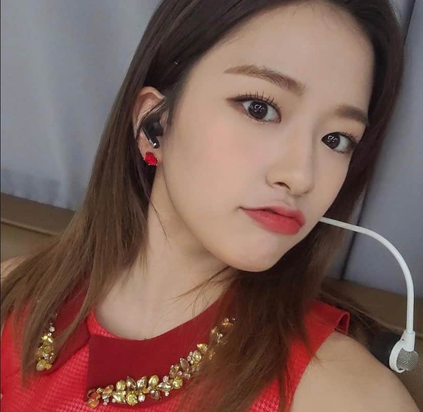 のインスタグラム：「sunday with mc jinnie !! #YUJIN #AHNYUJIN #안유진 #IZONE #아이즈원」