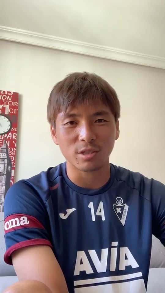 仲田克也のインスタグラム：「・  昨年9月に2名のプロサッカー選手から僕の母校である平良第一小学校にメッセージをいただきました📨  乾選手はスペインでもコロナ影響で練習が出来ていない時期でした✖︎⚽️  ご自身もサッカーが出来ないモヤモヤがあったはずですが、そんな表情は一切見せず、宮古島の子供たちに向けてメッセージをくださりました！  本当にありがとうございます(^^)  オフシーズンは是非、宮古島に招待します！  なんならもうその話しはお願いしています！笑  子供たちの喜ぶ顔は次にアップします👍  @takashi.08   #SDエイバル #14番 #乾貴士 選手」