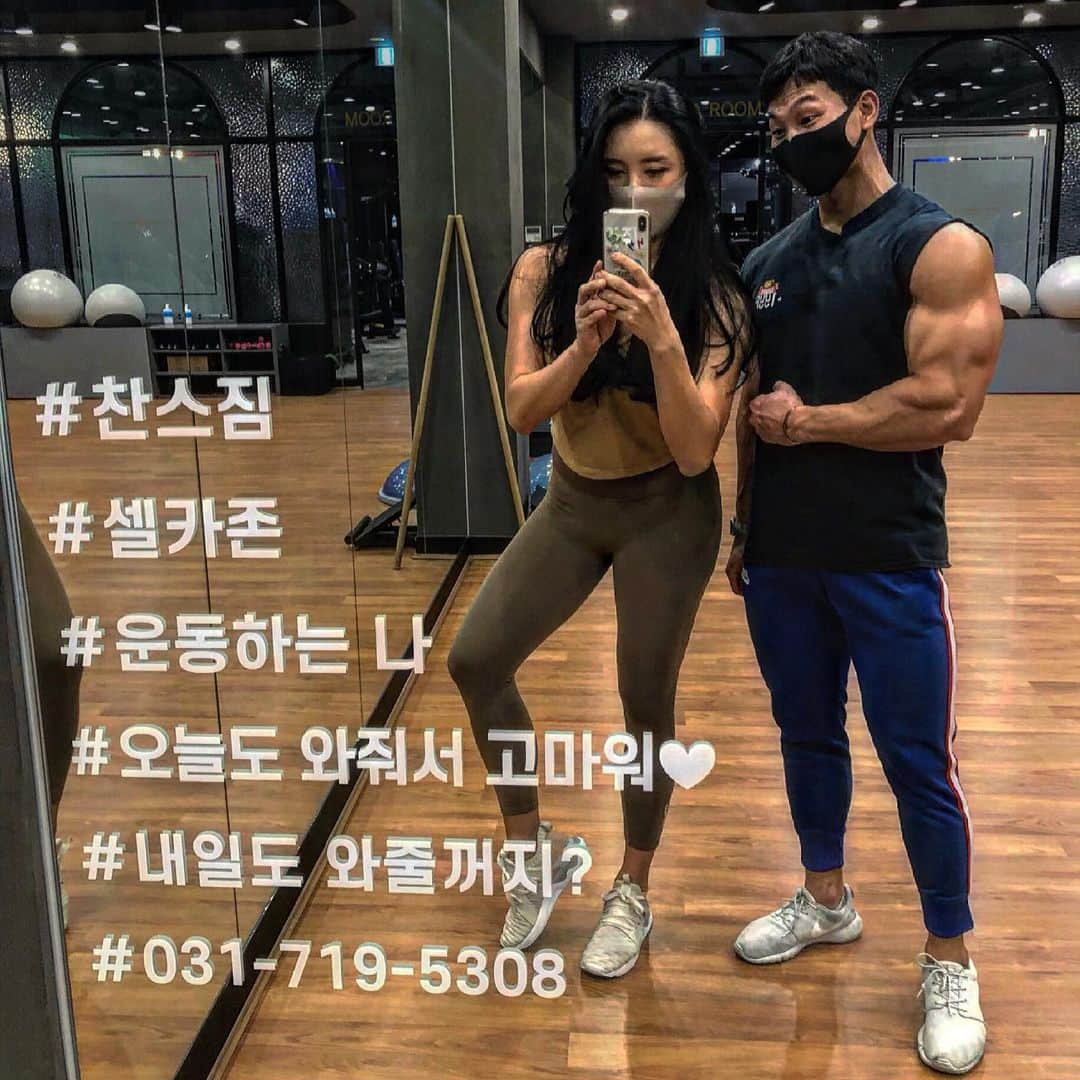 Areum Jungさんのインスタグラム写真 - (Areum JungInstagram)「@chancegym_7 찬스짐의 새 포토존!! 번창하십시오 ㅋㅋㅋ @ggoma.dol 의 도움을 받았지만 숄더프레스 16kg를 들어올려서 할 수 있게 되었어요!!! 신난다. 정말 너무 씐나!!(피할 수 없는 못생김..주의바랍니다)  New photo zone at @chancegym_7 !! Congratulations!! And I did life 16kg finally!!! Thanks for supporting me @ggoma.dol who is the best natural builder   You know what? I believe ‘Strong is new beauty sexy feminine ‘ !!! #workout #운동 #찬스짐」3月21日 13時06分 - areumjung