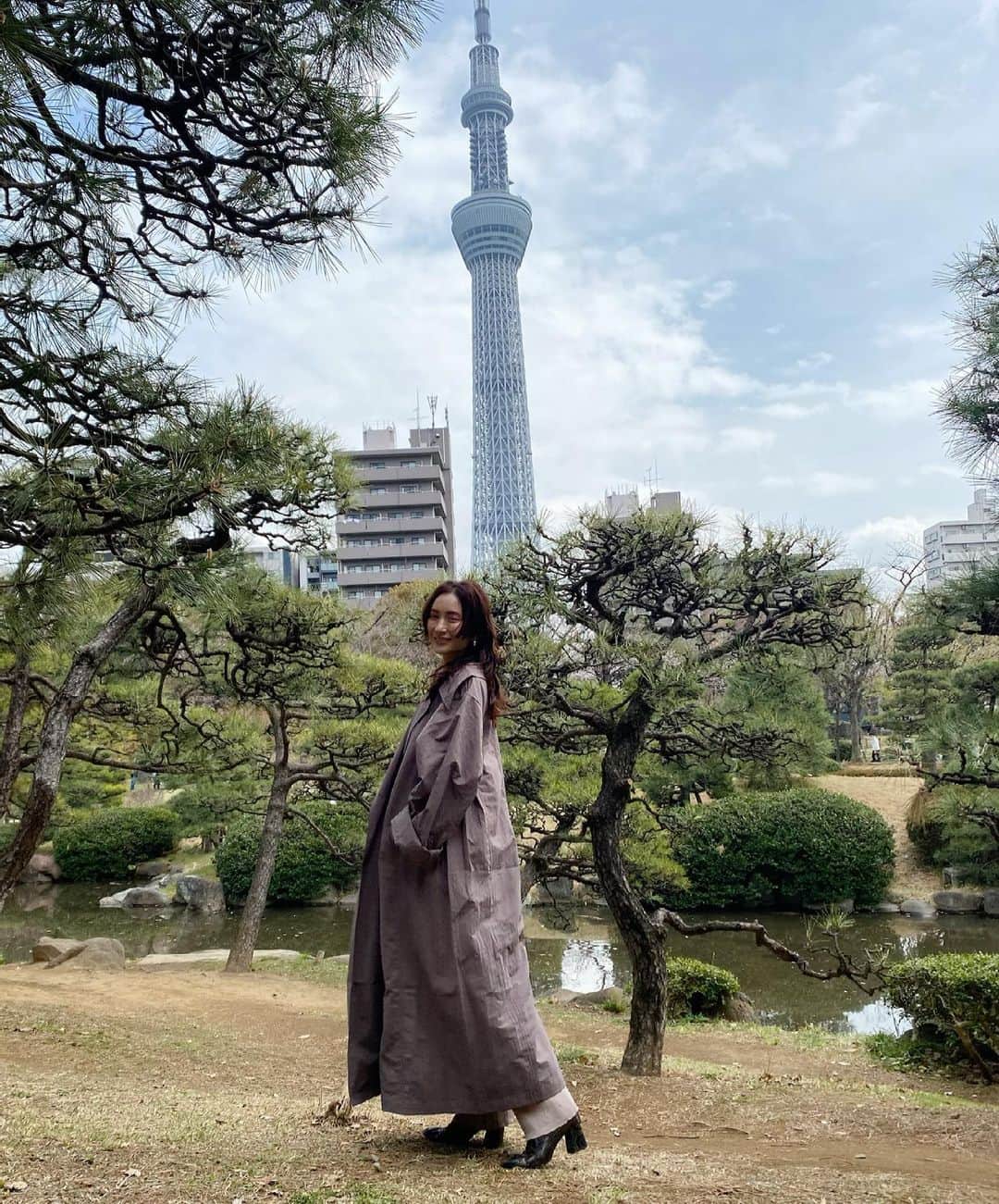 のインスタグラム：「. . . Tokyo Skytree🌐  隅田公園 初めて行きました 愛犬連れてまた、来たい♡  衣装で使用した パープルのコート 気に入り過ぎて 買いました🧥 パープルグレーの絶妙なカラーが めちゃ可愛い💜 @cielair   雨の日は レインコートになるんだって♪  桜も見れて 好きな季節がやってきて 嬉しい🌸  #japan #tokyoskytree  #love #fashion #cielair  #coat #spring #shooting  #dog #frenchbulldog  #myfavorite  #隅田公園 #初めてきたょ #桜が咲き始めてた #川沿いもお店がいい #春コート #雨の日も着れる #パープル #可愛い #💜」