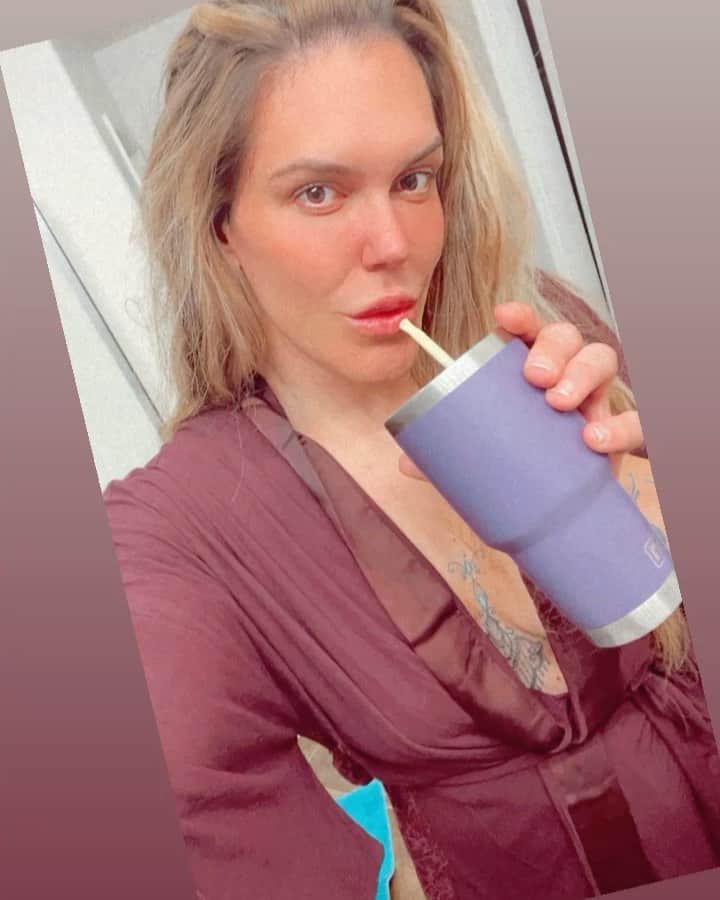 ギャビ・ガルシアのインスタグラム：「Hair and make almost done ✅! happy Saturday!!  🥰」