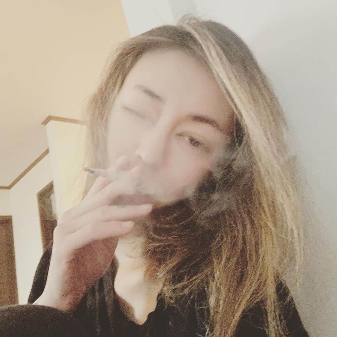 内藤陽子さんのインスタグラム写真 - (内藤陽子Instagram)「昨夜さ、なんか、初めてさインスタのメッセージ？ってのを使ってみたの。 もちろんお仕事の話。 誰とも話せない。会えない。あ、こういうツールなのね。本当ありがとう。 #4時間メール　#iqos  #も買いに行けない #久々のタバコ  #もうね下の自販で #とりあえず　#メンソール」3月21日 14時20分 - dadaflora