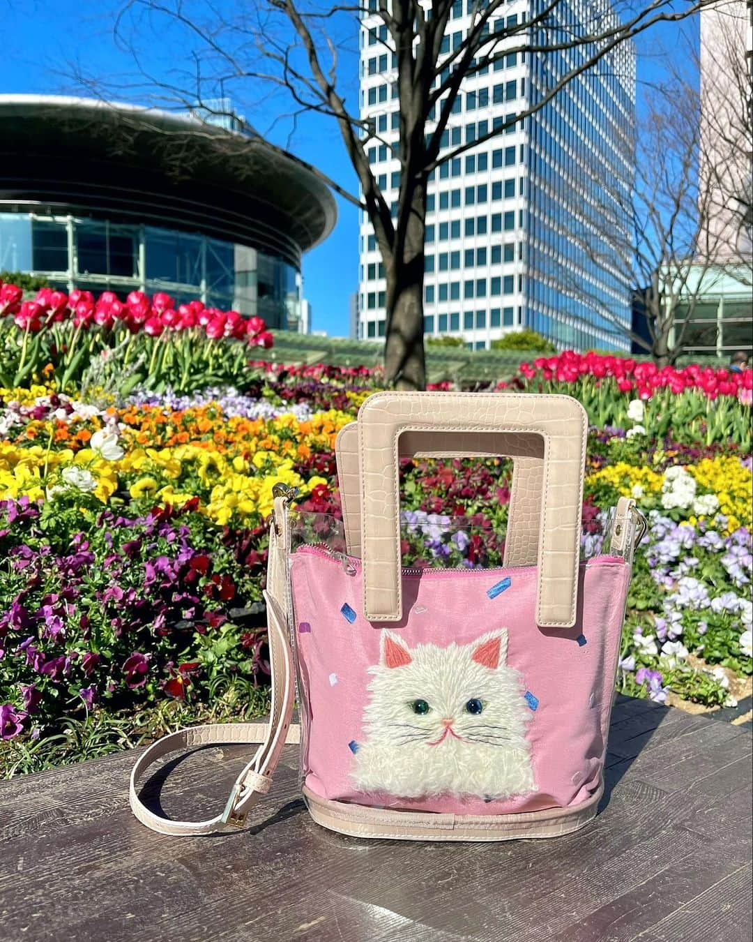 松本あゆ美のインスタグラム：「. 猫の刺繍ポーチ🐈❤️ 昨年から作り始めてついに完成しました✨ . 猫のデザインやポーチのお仕立ては @ayumitaguchi770113 先生🪡 . バッグの中にしまっておくのは勿体無いので、 クリアバッグに入れてみました💓 これで一緒にお出掛けできる😚 . ポーチの生地はお気に入りだけど履かなくなってしまった スカートの生地を使いました💕 リメイクもできて嬉しいな🥰 . . #刺繍 #刺繍すきな人と繋がりたい #embroidery #handmbroidery  #動物刺繍 #猫刺繍 #猫ポーチ  #気象予報士 #セントフォース #weatherforecast」