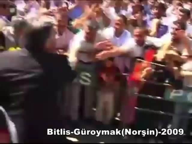 アブドゥラー・ギュルのインスタグラム：「2009 yılında Bitlis, Güroymak (Norşin) ilçemizde halkımız Türk bayraklarıyla beni böyle kucaklamıştı. Bütün vatandaşlarımın farklılıklarını zenginlik görerek, huzur ve refah için, bayrak ve vatan sevgisi zemininde bir araya gelmiştik.」