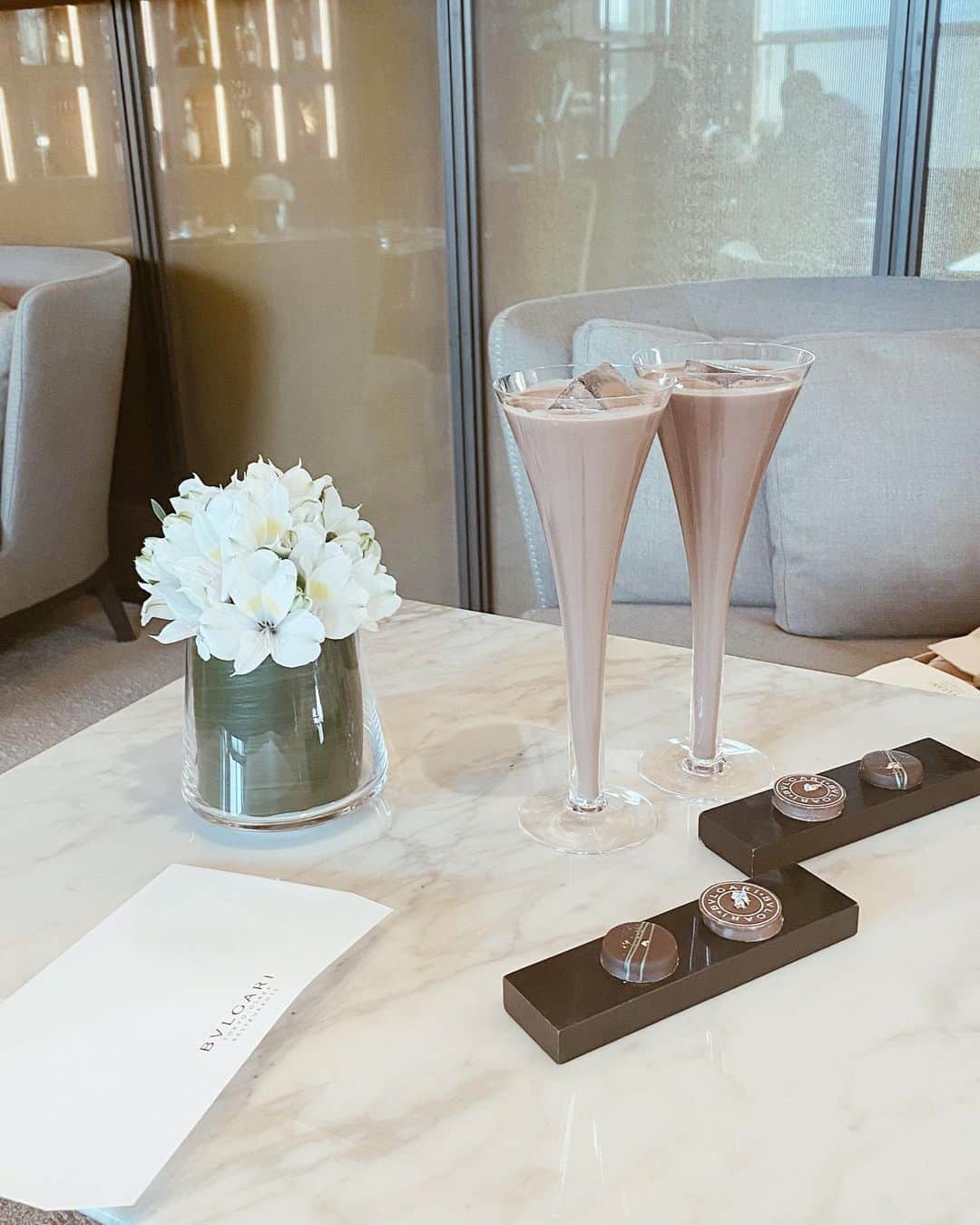 のインスタグラム：「@bulgari ’s fine chocolate gems 🤎 その名の通り、まさに宝石のようなチョコレート。本当に美味しい。シグネチャードリンク『チョコレート・ドリンク』とのペアリングもとても好き🍸」