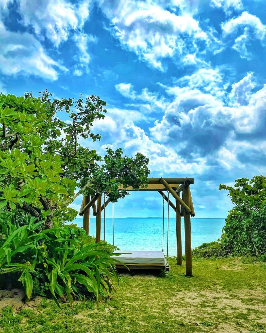 のインスタグラム：「#photo 📸💙 . . 空と海に癒される♡🏝 . . #photography #camera #beach #beachlife #cameragirl #beautifulview #beautifulsky #sea #photogenic #写真 #カメラ女子 #海 #空 #ビーチ #フォトグラファー #リゾート #カメラ #自然 #nature #写真で伝えたい私の世界」