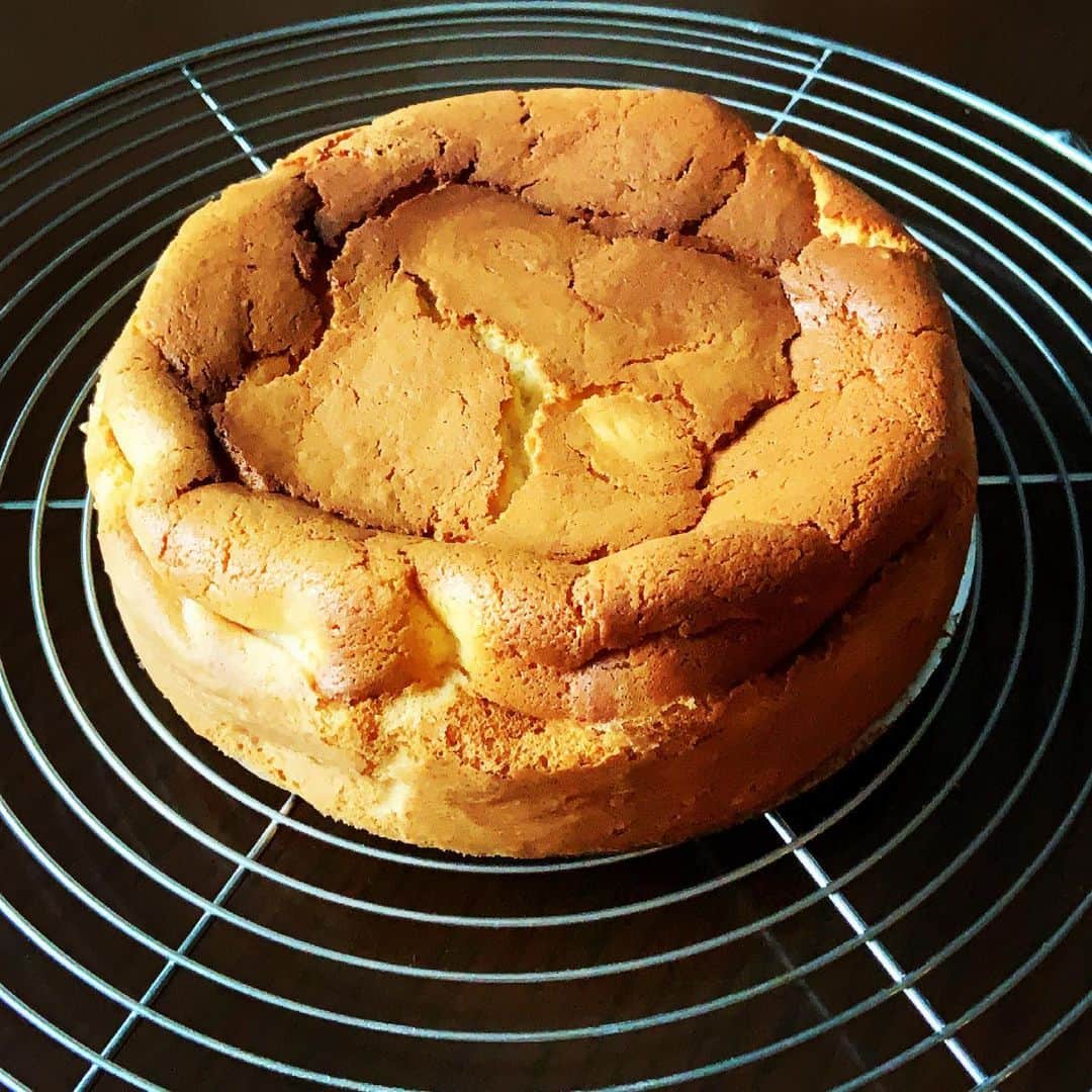 志摩有子さんのインスタグラム写真 - (志摩有子Instagram)「スフレベイクドチーズケーキを焼く。本当は砕いたビスケットと溶かしバターで作る台を敷くのだが省略。クリームチーズ、サワークリームにヨーグルトも少々。黄身は混ぜ込んで白身はメレンゲに。ふわっと軽いチーズケーキ。  #スフレチーズケーキ  #ベイクドチーズケーキ #おやつタイム」3月21日 16時31分 - ariko418