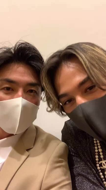 萩原章太のインスタグラム：「ローズのラジオにゲスト出演する前の控室」