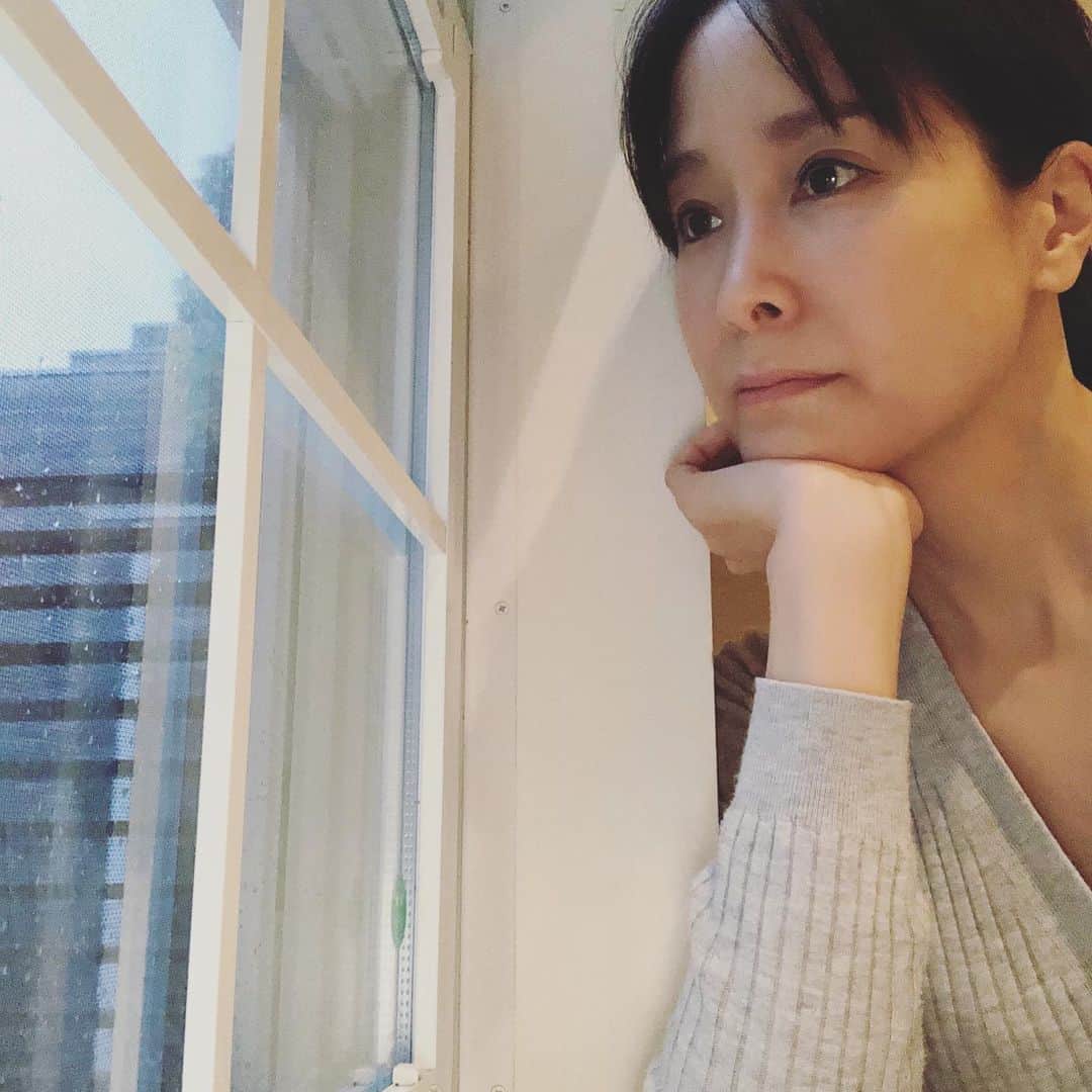 のインスタグラム：「一日中雨ですね。外に遊びに出られず、ボーイズとの遊びに疲れ切った午後。外にいらっしゃる方、強い雨風にご注意くださいね。  #雨の一日 #食べてばっかりの一日 #男子ママ #boysmom #内田恭子 #kyokouchida」
