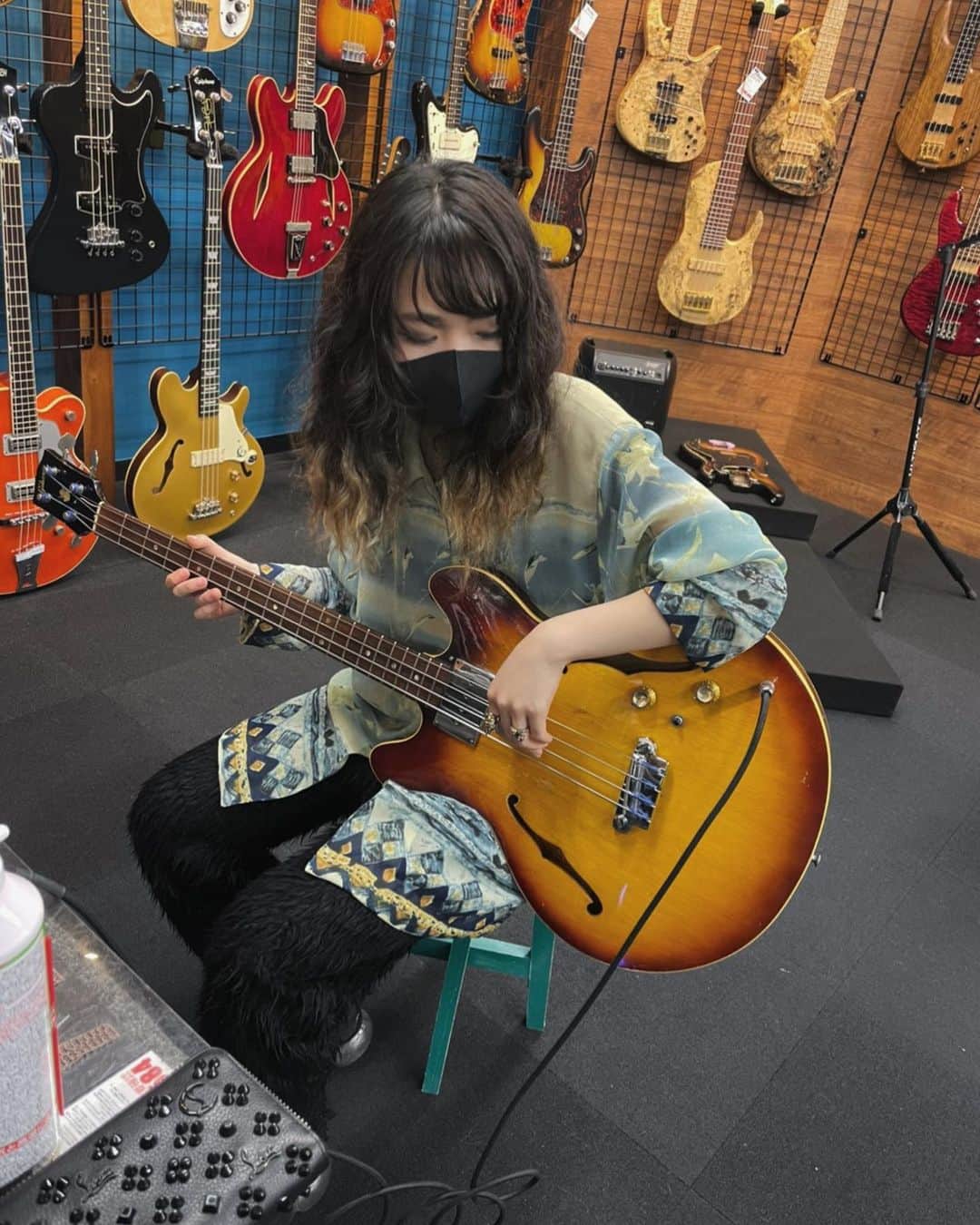 のインスタグラム：「Gibson EB-2 1966年 購入しました☺️ . セミホロウの良いベースを探していまして 音がドンピシャで好みでした‼︎ 今は右利き仕様なので これからナットとブリッジを交換して レフティー用にしてもらいます☺️ たのしみだぁ #gibson #セミホロウ」