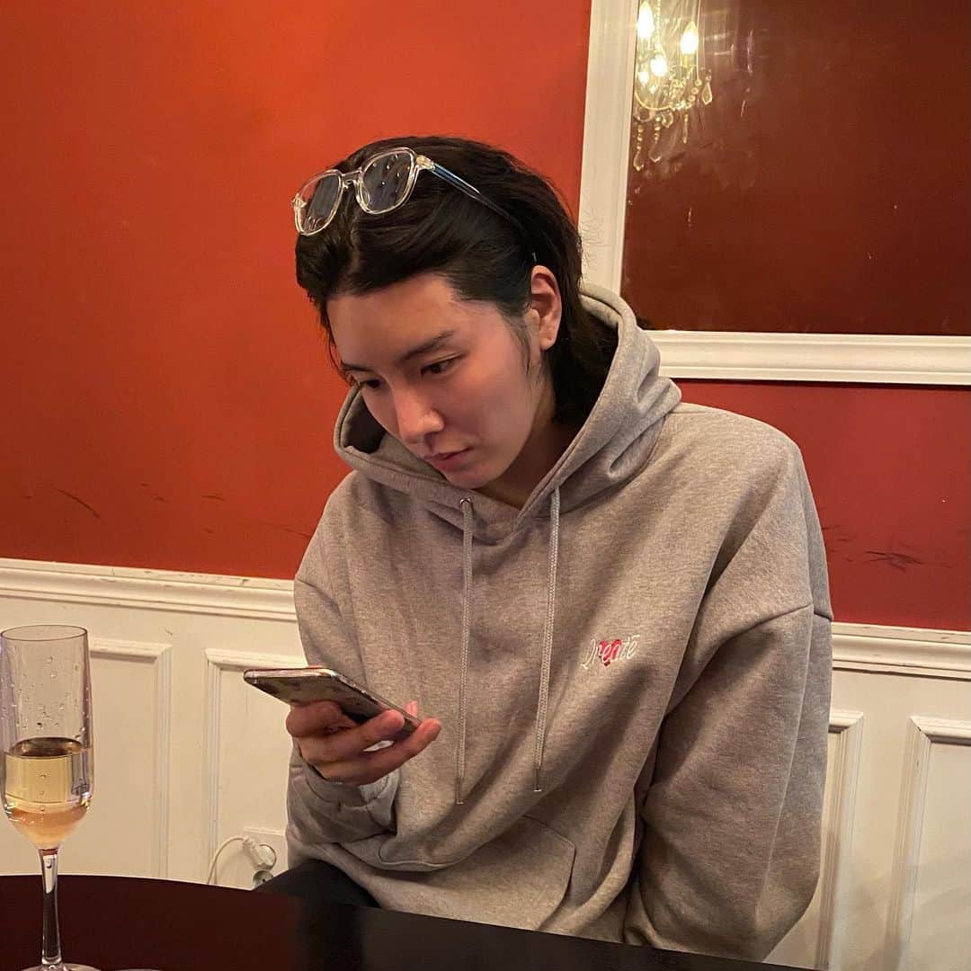 ノ・ミヌのインスタグラム：「I see friends shakin' hands, sayin' "How do you do?" They're really saying "I love you"」
