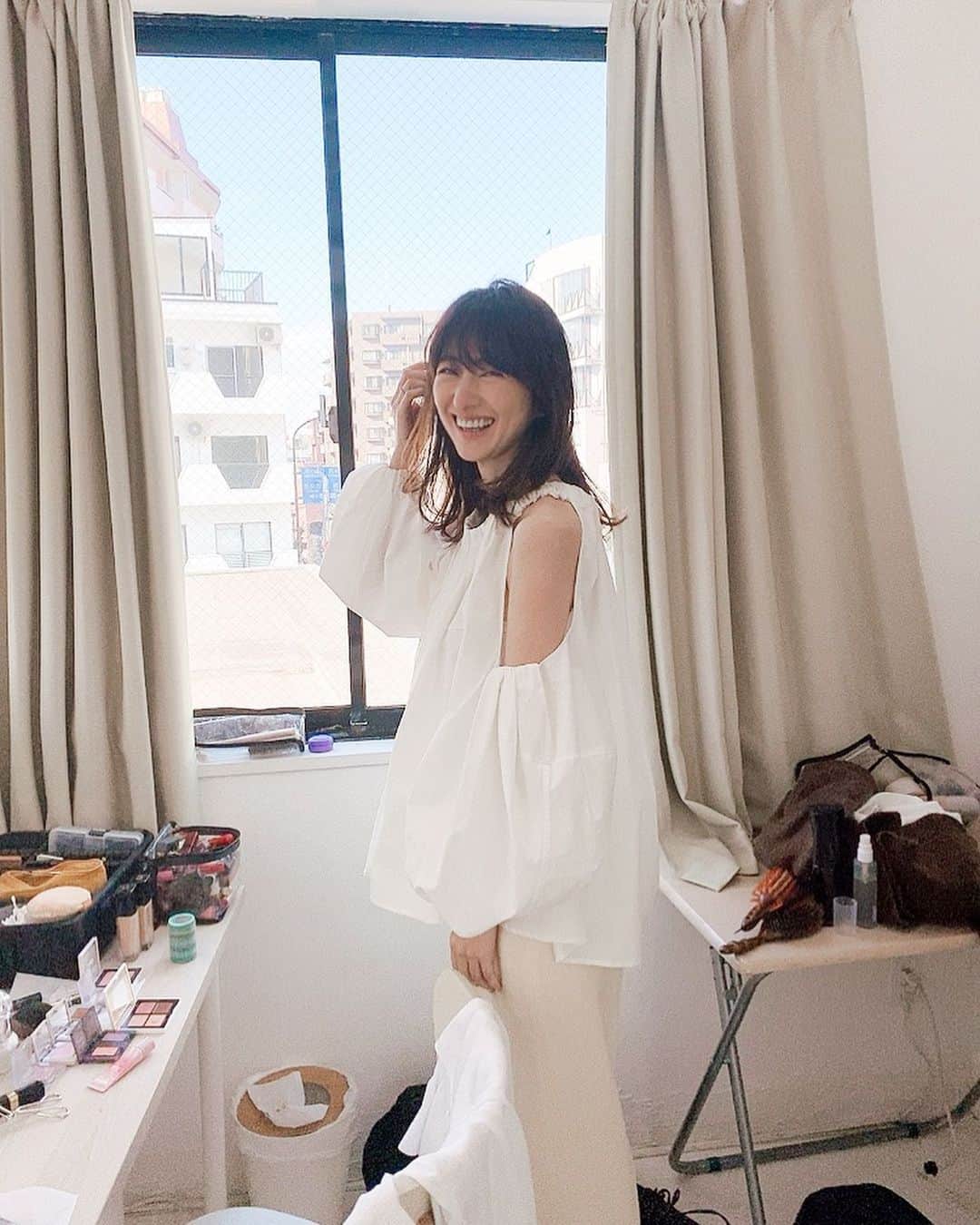 前田ゆかのインスタグラム：「@be_story_official  @transino_jp   新商品！季節限定で発売された #薬用ホワイトニングジェルローション　の撮影でした！  肌に触れるとジェルが液状に変化しひんやり美白処方がみずみずしく素肌を冷やしメラニンの生成を抑えてくれます。　  毛穴を目立たなく肌を引き締めてくれるジェルローションは冷蔵庫保管もOK! 肌がほてった日や朝のむくみを取りたい時にひんやり冷感成分でキュと引き締めています。  肌がごわつく時はクリアローションで肌を柔らかくやさしく整えてくれます。 どちらも美白美容液の効果は同じ！  3月から急激に増える紫外線量に肌の調子を見ながら2種のローションを使い分けして、 透明感ケアに毛穴ケアを！  誌面の衣装はこのような肩開きのトップスでした🤍  美ST5月号発売中 ぜひご覧になってください✨  #美ST #トランシーノ #トランシーノ薬用シリーズ #根本美白」