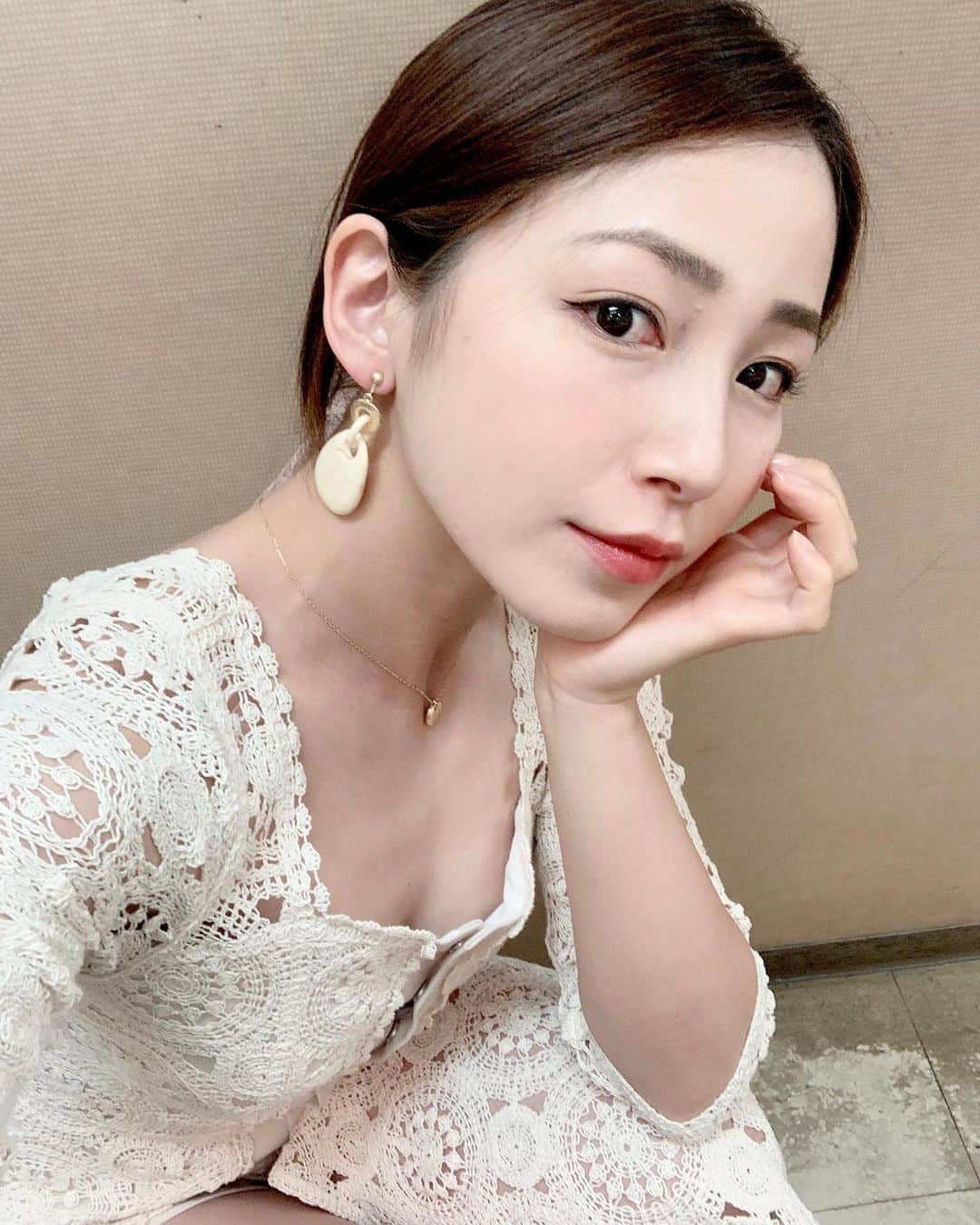 吉川友のインスタグラム：「最近ジャージ生活だったから 久しぶりにかわいい洋服着れて 身体が喜んでます、」