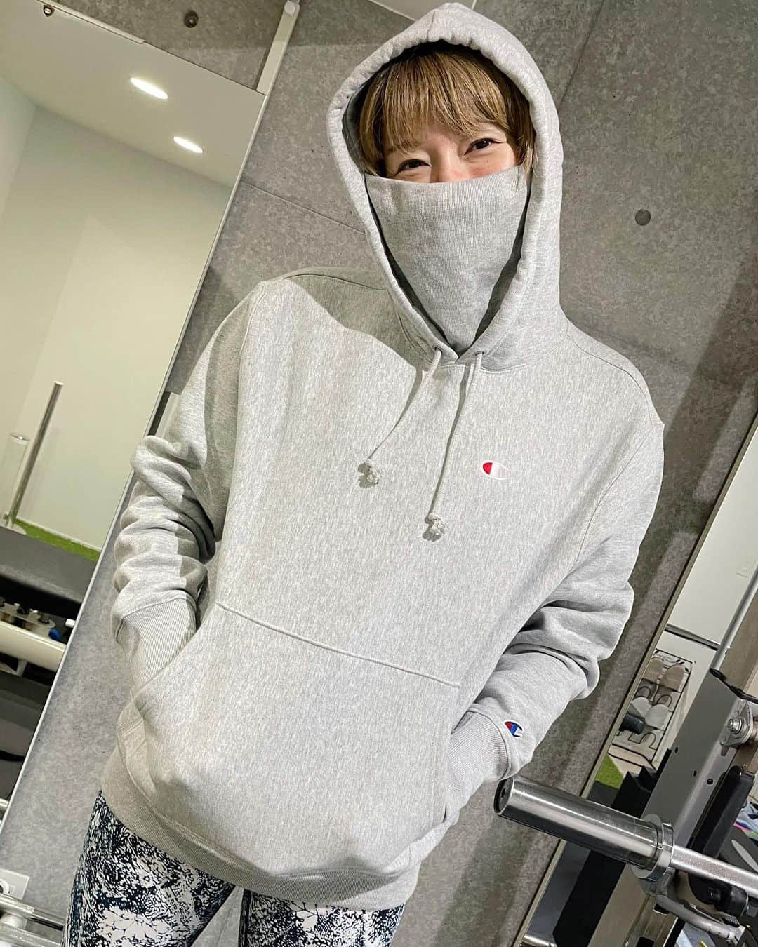 狩野舞子さんのインスタグラム写真 - (狩野舞子Instagram)「・ @champion_japan  Defender Reverse Weave®︎ Hooded Sweatshirt ・ championの新作パーカー✨ 首元にリブがあり、暖かさをキープしてくれつつ内側にはマスクやフィルターを入れることの出来るポケットが付いている優れモノ。 抗菌防臭機能付きの生地を使用しているので匂いも気になりません😷 ・ 手首には指ぬきがついていて、長めに設計されているので憧れの萌え袖もできちゃいます🥰 ・ 生地は厚めなので今の時期、これ一枚で出掛けるのにちょうどいいですよ〜🌸 ぜひチェックしてみてくださいね😎🙌 ・ #champion  #championjp #reverseweave 撮影者 #滝沢ななえ」3月21日 17時57分 - kanochan715