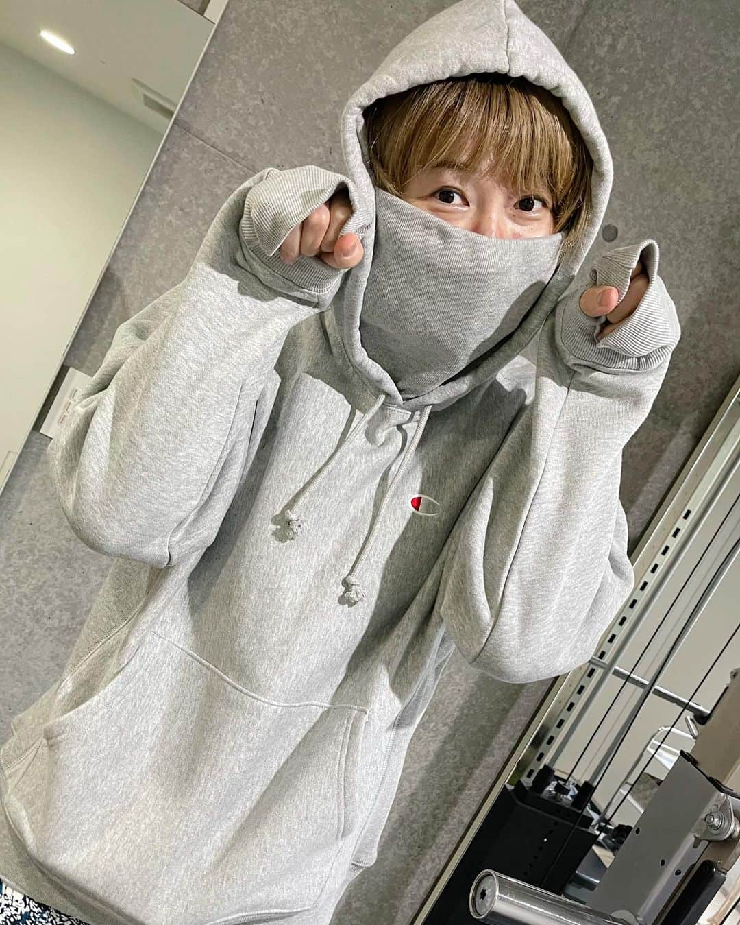 狩野舞子さんのインスタグラム写真 - (狩野舞子Instagram)「・ @champion_japan  Defender Reverse Weave®︎ Hooded Sweatshirt ・ championの新作パーカー✨ 首元にリブがあり、暖かさをキープしてくれつつ内側にはマスクやフィルターを入れることの出来るポケットが付いている優れモノ。 抗菌防臭機能付きの生地を使用しているので匂いも気になりません😷 ・ 手首には指ぬきがついていて、長めに設計されているので憧れの萌え袖もできちゃいます🥰 ・ 生地は厚めなので今の時期、これ一枚で出掛けるのにちょうどいいですよ〜🌸 ぜひチェックしてみてくださいね😎🙌 ・ #champion  #championjp #reverseweave 撮影者 #滝沢ななえ」3月21日 17時57分 - kanochan715