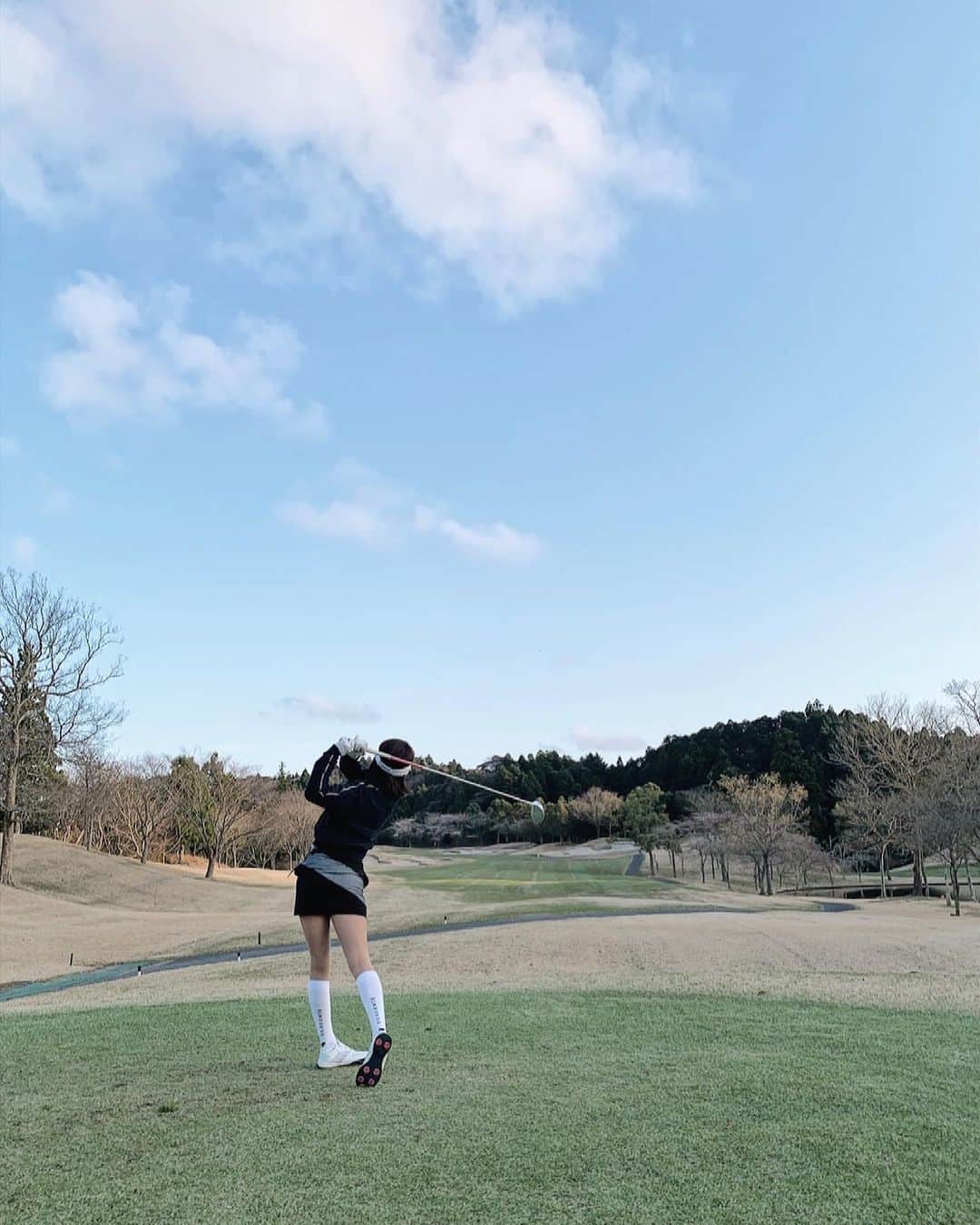 ヴァッツ美良のインスタグラム：「ゴルフみたいに自然を感じながらできるスポーツって好きだな〜！  新しいウェア着て気分はルンルンだったけど、久しぶりすぎてスコアはボロボロでした🤣 もっと練習しよう。  ゴルフ一緒に周れる友達（特に女の子🥺）増えて欲しいな🙌🙌  同時期にゴルフ始めた いつも一緒に行ってくれる先輩お2人！ 今回もありがとうございました😌✨ @deguraplus  @ryuseeeeeei_1204   #ゴルフ女子#ゴルフ女子コーデ#ゴルフ女子と繋がりたい#ゴルフ#ゴルフスウィング #ゴルフスイング #ゴルフウェア #ゴルフウェアレディース #descentegolf#callaway#briefinggolf#golf#golfwear」