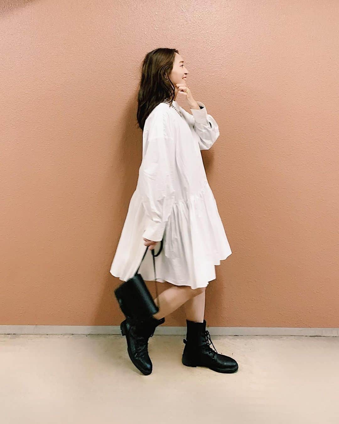 鈴木優美 のインスタグラム：「今日はあいにくの雨ですが、昨日は暖かくお天気も良かったですね❤︎ ということで @rosebud_official_ @geneheavens_official のリラックスフォルムギャザーシャツを初おろし❤︎ スタンド襟と、裾に向かって広がるシルエットが可愛い！！！ デニムなどのパンツと合わせて着ても可愛いですよね☺️ ブラックも欲しくなってしまいました♪ . 今年はミニ丈がトレンドということもあり、膝丈ワンピースやショートパンツをチェックしています❤︎ ちなみにこちらはROSE BUD公式サイトや店舗で商品が購入できます✨ ショートパンツを素敵に履けるよう、トレーニング頑張ろう！ . . . . . . #ローズバッド #ROSEBUD #GENEHEAVENS #ROSEBUD2021SS #PR #ローズバッド」