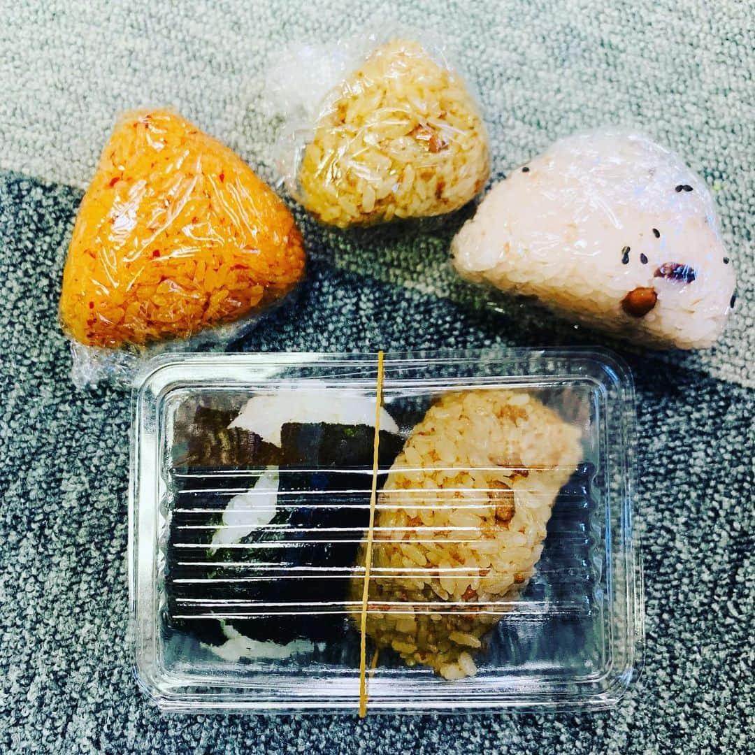 知念紗耶さんのインスタグラム写真 - (知念紗耶Instagram)「とある日。 稽古場近くのおにぎり屋さんでおにぎり2つ買ったら、おじちゃんがおまけしてくれました🐶 ミニおにぎり3つ🍙✨ (一つはあゆにあげたよ👶🏼) ここのおにぎり美味しいんだよな〜。 🍙Powerで一日頑張れました💪」3月21日 18時20分 - chinensaya2020