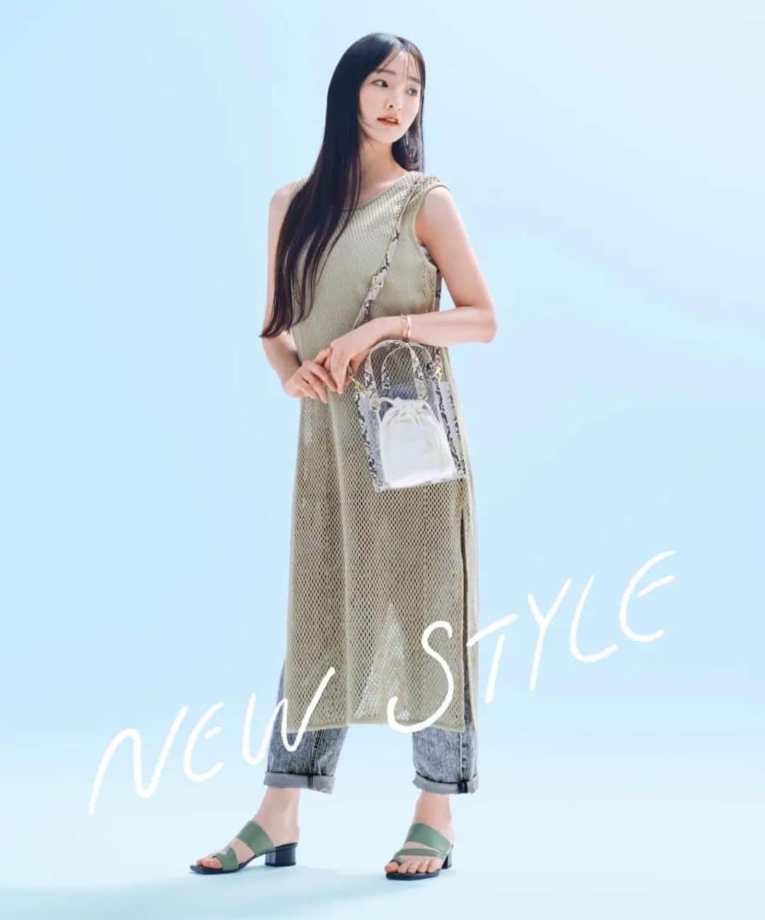 のインスタグラム：「GU春のワンピースコレクションの特設ページに、今回のCMに参加した全ての出演者全着用アイテムや、CM撮影意外でのコレクション写真や商品詳細なとが詳しく見れます💛💚💛💚  見ているだけで気分が元気になる様な写真ばかりなので是非チェックしてみてください！！😄  https://www.gu-global.com/jp/ja/feature/onepiece/women/lookbook/sort-7/  もうすぐ春本番！！ お気に入りのワンピースが見つかります様に👗💚💛💚💛 #gu #ファッションは自由だ #春のワンピース」