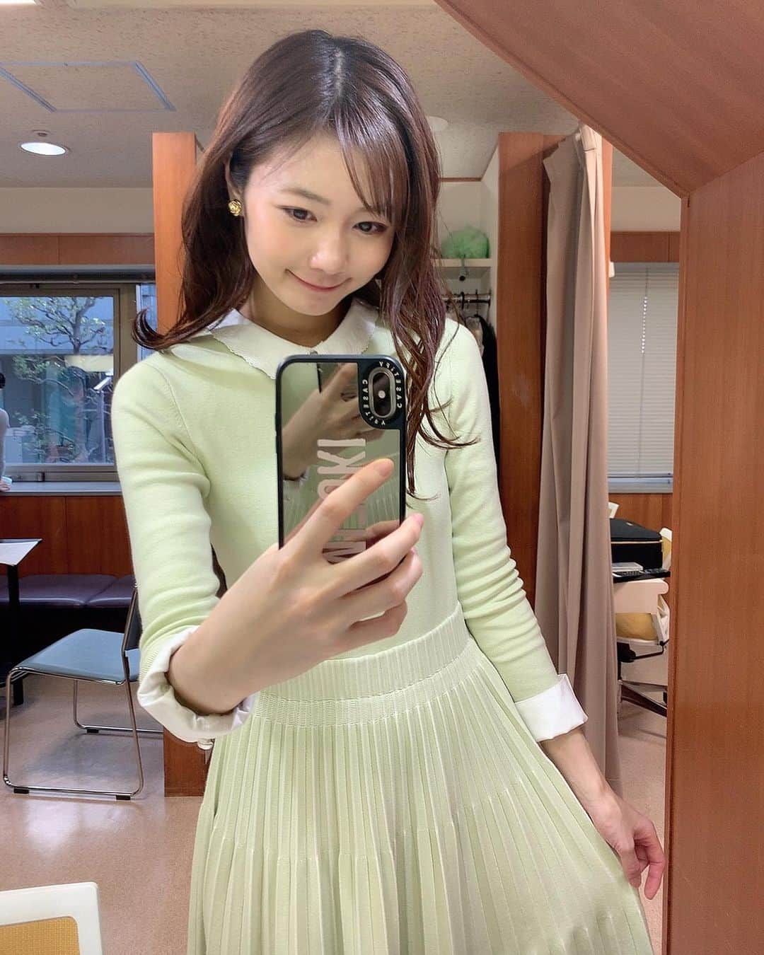 杉浦みずきのインスタグラム：「時差起きてますが、笑 先週の衣装です🌿🤍 3枚目わたしなんか巨人に見える笑笑 好きな色はピンクなんやけど、 好きな服の色は緑。確実に。笑 ・ ・ 今日笑おおいな ・ ワンピース　@tocca_japan  イヤリング　@grossejapan  パンプス　@dianashoespress #tocca  #grosse  #diana #tbs #サンデーモーニング  #セントフォース  #アナウンサー　#杉浦みずき」