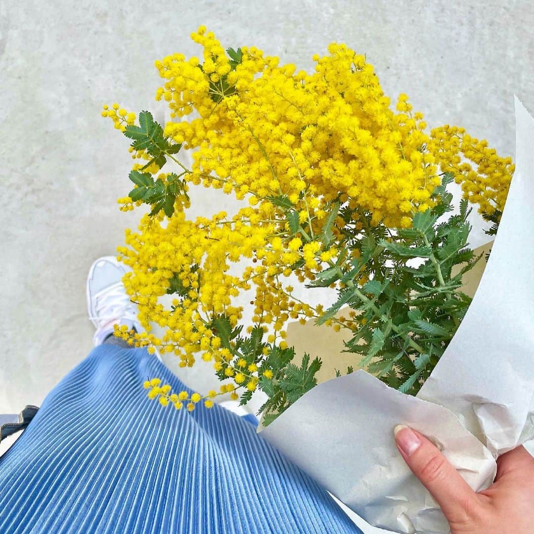 のインスタグラム：「. 💛  今日は一日雨だったので少し前の写真を。🤳  お昼から栄養のセミナーに行っていました。 今回も貴重なお話を聞くことができ、 栄養や普段の生活がいかに大切かを改めて感じる一日になりました。  自分の将来、家族の為にも、日頃から気をつけて生活しないといけませんね☺️  そして…  昨日からフォローやいいね、お問い合わせをいただきまして、本当にありがとうございます🙇‍♀️💕  またこうして、SNSを通じて皆様との繋がりが始まること、心から嬉しく思っています🧚🏻  レッスンのほうも順次受付ております。 お気軽にお問い合わせくださいね💁‍♀️✨」