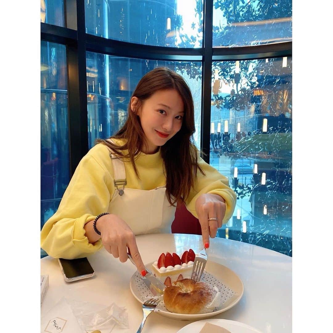 ユ・イニョンさんのインスタグラム写真 - (ユ・イニョンInstagram)「_ . . 오늘의 하루 . 나 볼링 1등!!!😂 . #🍰 #🎳 #👣」3月21日 19時20分 - country_min