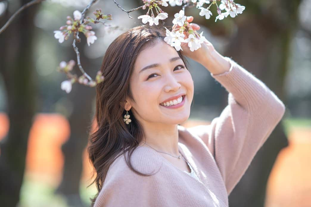 佐藤美樹さんのインスタグラム写真 - (佐藤美樹Instagram)「.  🌸🌸🌸 . きょうは１日雨模様‥ ☔️ . この時は、 まだニ分咲きほどでしたが 桜流しの雨にならないといいなぁ  . そして、春は出会いと別れの季節 . . お世話になった方に感謝の気持ちを伝えたり、新年度の準備をしたり、何かと落ち着かないですね。 . 私は、手紙を書いたのですが‥何を書こうかなーと考える時間も楽しかったです✉️ . . 🌸🌸🌸 .  *-*-*-*-*-*-*-*-*-*-*-*-*-*-*-*-*-*-* #🌸  #桜  #桜2021  #桜ポートレート  #東京  #春  #春爛漫  #毎年の楽しみ  #ロケ  #撮影  #ポートレート  #被写体  #フリーアナウンサー  #女子アナ  #佐藤美樹」3月21日 19時29分 - satomiki0224