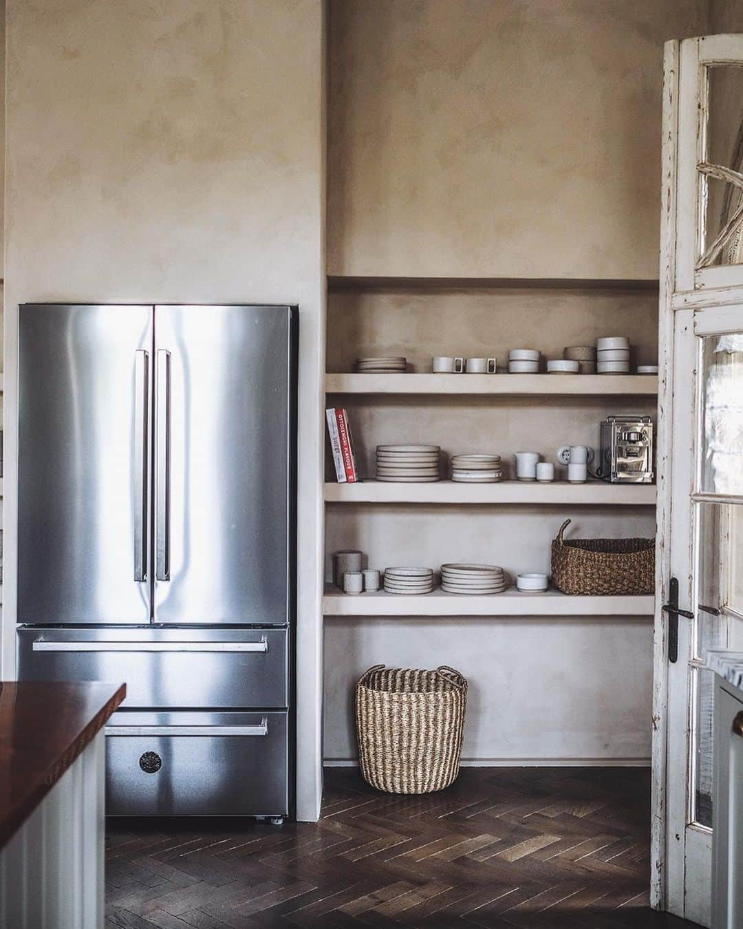 Our Food Storiesさんのインスタグラム写真 - (Our Food StoriesInstagram)「Werbung|Advertisement We are so excited to share the whole story about our kitchen renovation with @devolkitchens with lot’s of before and after photos on the blog today, link is in profile 🤗 Happy Sunday guys! #ourfoodstories  ____ #devolkitchens #kitchendesign #kitcheninspiration #kitcheninspo #kitchens #kitchenrenovation #kitchenbeforeandafter #kitchendecor #bauwerkcolour #bertazzoni #vogueliving #schönerwohnen #foodstylist #foodphotographer #germanfoodblogger #renovationproject」3月21日 19時34分 - _foodstories_