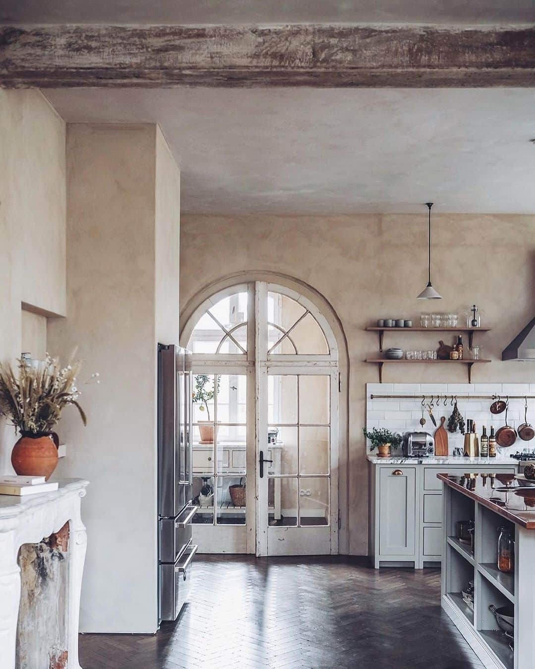 Our Food Storiesさんのインスタグラム写真 - (Our Food StoriesInstagram)「Werbung|Advertisement We are so excited to share the whole story about our kitchen renovation with @devolkitchens with lot’s of before and after photos on the blog today, link is in profile 🤗 Happy Sunday guys! #ourfoodstories  ____ #devolkitchens #kitchendesign #kitcheninspiration #kitcheninspo #kitchens #kitchenrenovation #kitchenbeforeandafter #kitchendecor #bauwerkcolour #bertazzoni #vogueliving #schönerwohnen #foodstylist #foodphotographer #germanfoodblogger #renovationproject」3月21日 19時34分 - _foodstories_