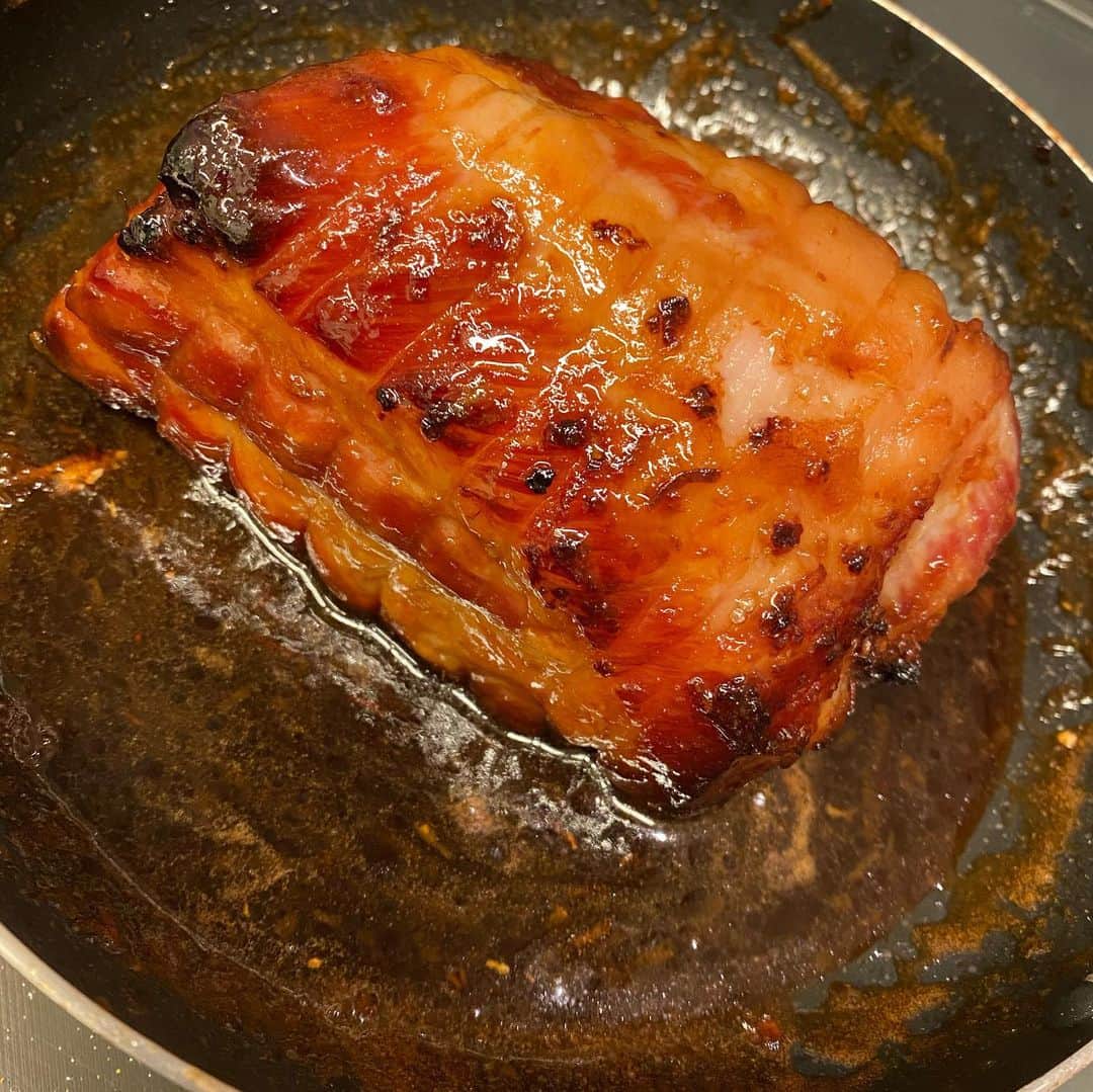 工藤静香さんのインスタグラム写真 - (工藤静香Instagram)「テリテリの焼き豚❤️一品に！ 今日は圧力鍋ではなく、一日漬けてからオーブン180度で40分！余分な油は下に落としながら焼きました。柔らかいのにジューシーでムチムチぷりぷり！  漬けダレ 砂糖 醤油 みりん ニンニク 生姜 スターアニス「ハッカク」  お肉を焼いている間に、更に醤油、砂糖を足して、漬けダレをフライパンへ！タレを作ります。」3月21日 19時37分 - kudo_shizuka