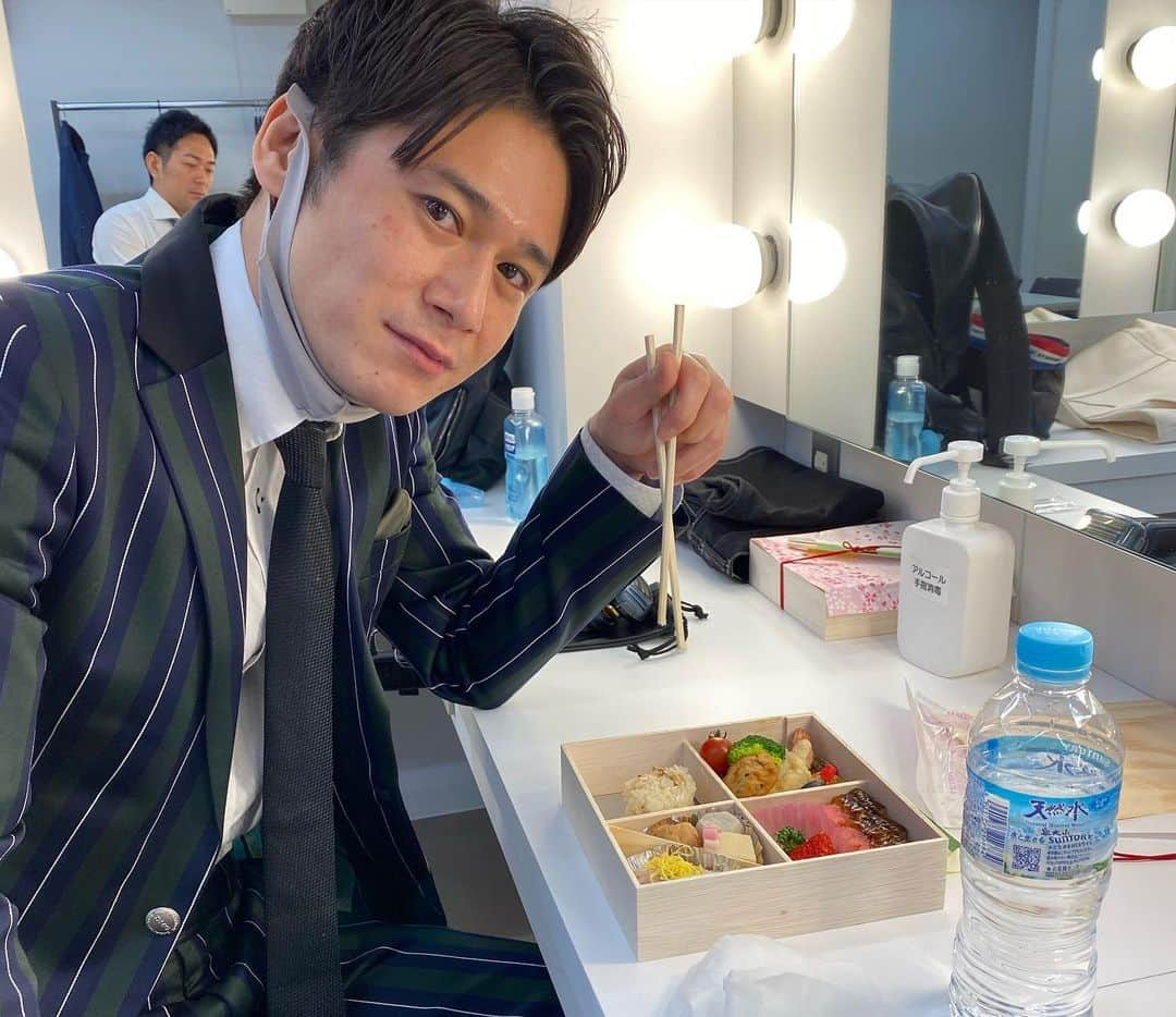 武智正剛さんのインスタグラム写真 - (武智正剛Instagram)「東京、香川、愛媛、香川、そして今大阪に帰ってます。 あっという間でした。楽しかったし美味しかった！ 来てくれた方々ありがとうございました！ #香川の骨付鳥 #香川の名店のうどん #西田さんご馳走様です #実家で飼ってる猫 #もう歳なのでこの前顔を手術した #男前のトット多田 #昨日差し歯がとれてもーた #スーパーマラドーナ武智 #笑い飯西田さん #梶剛 #ミルクボーイ駒場 #アインシュタイン稲田 #トット多田」3月21日 19時43分 - supamaradonatake