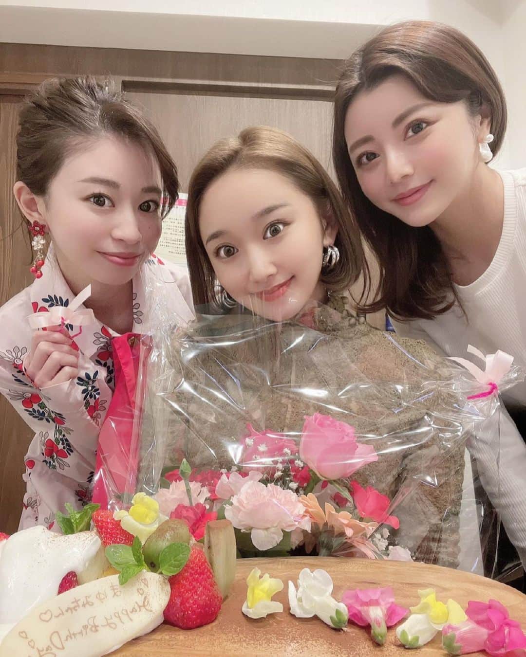 のインスタグラム：「💐 * 外見だけでなく、内面も美人なお二人。 一緒にいると、美意識が上がります☺️ 素敵なプレゼントもありがとうー♡ * * この日は、まほちゃんオススメ 池下の 百寧(もね)という焼肉屋さんへ。 * とってもお洒落で美味しかった♡ 次はワインも飲みたいな🍾 * #百寧 #池下」