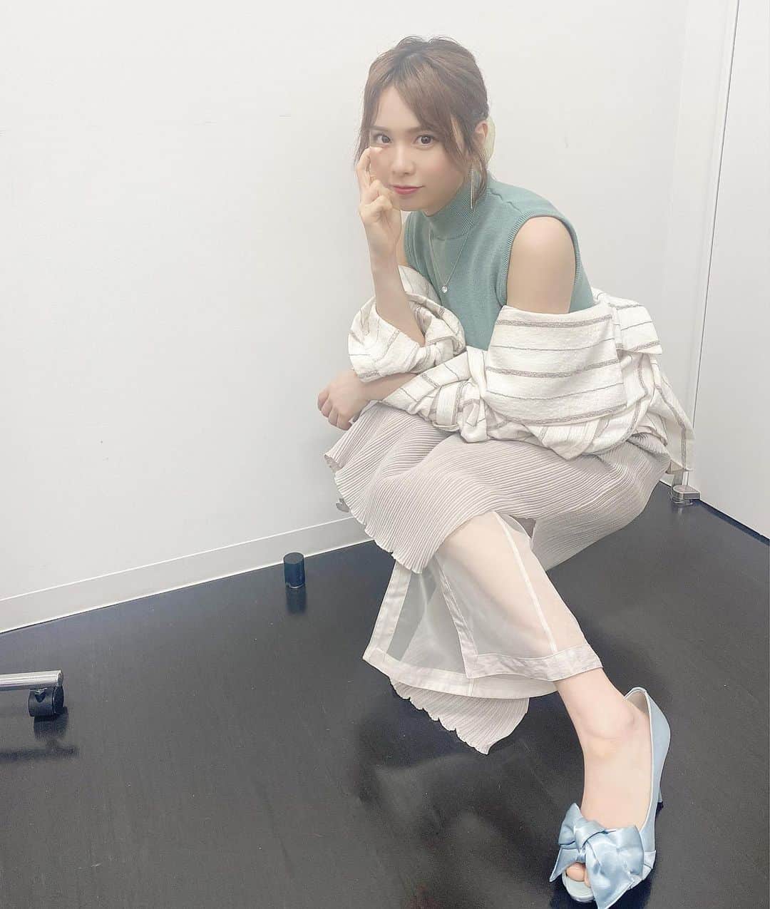 のインスタグラム：「BSフジ　ハートビートボート 最終回に読んでいただけてとっても嬉しかったです。、、、  今日の衣装は 初の @nagisa_tokyo  でした！ めちゃくちゃ可愛い。  おもわず領域展開  ニットのtopsは　@darich_official   #code #fashion #ootd」
