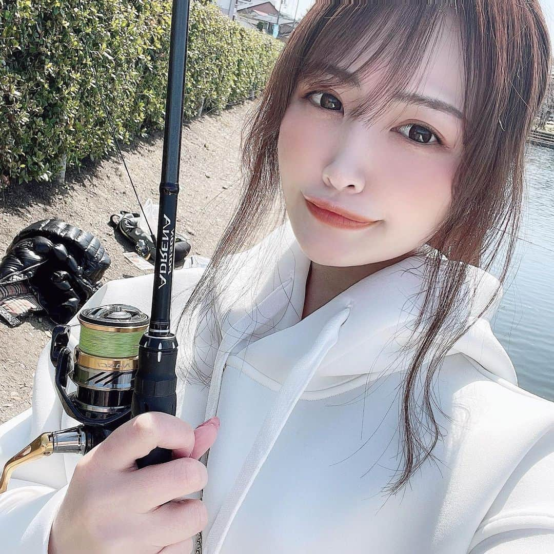 餃子のりさちゃんさんのインスタグラム写真 - (餃子のりさちゃんInstagram)「#時差更新 ⏳  まだまだ初心者🐟🐟🐟 根がかりかバスか判別できない。 . . 可愛い釣り道具案件くださーい🐟🤍 （形から入るタイプ） （インスタグラマーなので映えが大事） . . #釣りガール #釣り好きな人と繋がりたい  #釣り女子 #バス釣り」3月21日 20時31分 - risa_gyozasuki