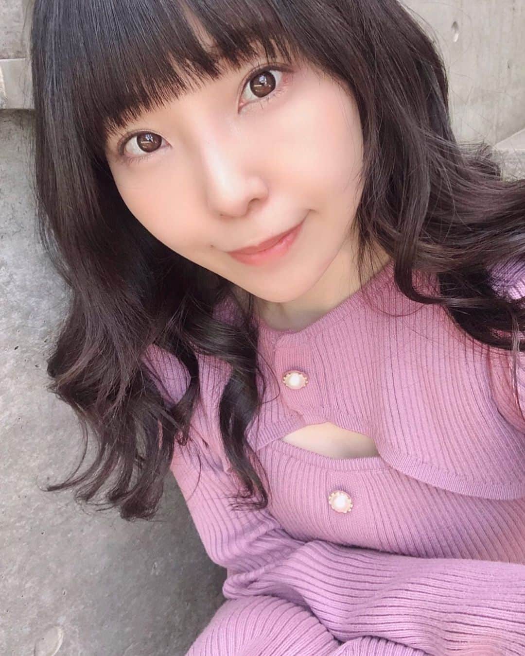 相沢梨紗のインスタグラム：「いちにち、おつかれさま〜🤍 . 春の嵐って感じの日でしたね〜。 . 家を出てすぐに傘がひっくり返ってしまい、戻せないまま駅まで…ふ〜😌 . . . マルシェ⭕️販売スタート❣️ . 2021年4月4日まで購入可能です😌 . https://marche-yell.com/dmp_aizawarisa . . . #japan #tokyo #goodday #dempagumi #idol #model #risaaizawa」