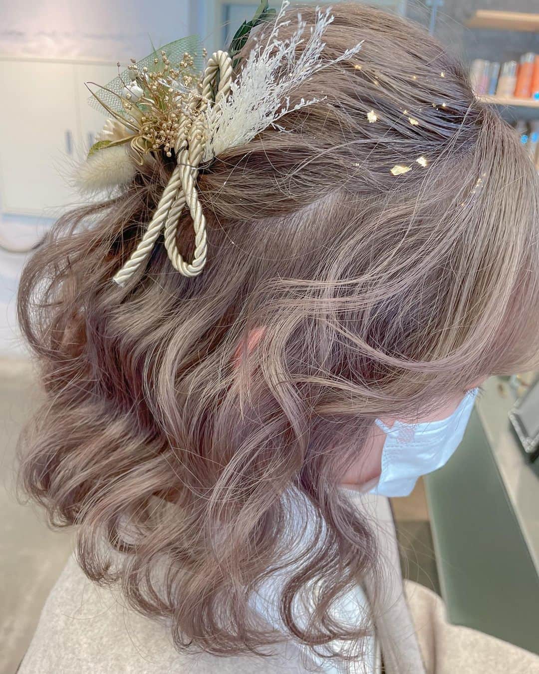 MOMOKOのインスタグラム：「﻿ 卒業式ヘアセット💐✨﻿ ﻿ ドライフラワーと金箔のアレンジ🤍﻿ かわいかった〜🥺🌸﻿ ﻿ 前日にカラーも来てくれました🎀﻿ クリーミィベージュ🤍﻿ ﻿ ありがとうございました♡﻿」
