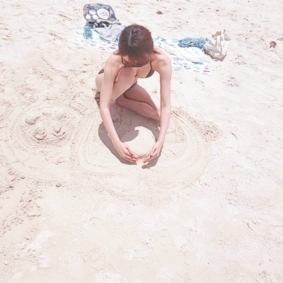 美雪ありすのインスタグラム：「一昨年、親友とハワイに行った時の写真です🌴　　  砂でひたすら何か作っているのを撮られてました😂　  私は意外と言われますが、日焼けをあまり気にしないタイプです🤗　 南国と太陽が大好き☀️  　 親友と、砂浜で寝てるアザラシを夕陽が沈むまで3時間ほどボーっと眺めたり、スーパーで買ったピザやサラダやお菓子を持って公園に行って食べたり、とっても自由で癒される時間でした🦭　 　 また早くハワイに行きたいです🌺　 次はオアフ島ではなく、火山と星空が綺麗なハワイ島にも遊びに行きたいな✨　  #hawaii  #南国好き  #アザラシ可愛い」
