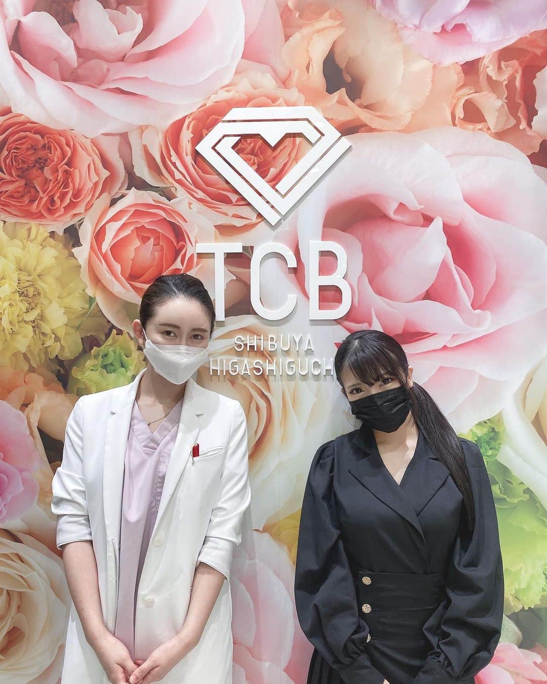 美らかのん（久我かのん）さんのインスタグラム写真 - (美らかのん（久我かのん）Instagram)「. . . 東京中央美容外科渋谷東口院 @tcb_shibuyahigashi で塩満先生　@tcb_shiomitsu にTCB式1dayクイックアイをやってもらいました👏✨ . 元々酷く腫れぼったい一重で4.5年前に別の病院で二重の埋没をやったのですが、最近右目の糸がゆるんで?メイクしないとほぼ一重だったので直してもらおー！って思って受けて来たのです🥰🥰🥰 . . 病院自体とっても綺麗で、対応してくれたスタッフさん達もみんな優しいし（何より喋り方が優しくて癒し）塩満先生も安心感すごいし希望の二重の形をすぐ分かってくれてとっても話しやすかったです🥺💞💞💞 . 施術中も定期的に大丈夫ですかー?って声かけてくれて、麻酔の注射の時も肩とんとんしてくれてとってもリラックスして受けることが出来ました💞 . . そして何よりも痛くない＆全然腫れてない＆内出血も目立たない！！！！！衝撃！！！初めて埋没した時は脂肪抜いたのもあるせいか施術中も終わった後もしばらく痛かったし内出血やばいし信じられないくらい腫れが続いてたのに…！笑 . . 2枚目の写真の1番上が施術前の目で二重がゆるんでるの分かるかと…。真ん中と下の写真は施術直後（本当に終わってすぐ！） . . 今回は特に何事もなく終わって感動してる…🥺💞本当にすごい…🥺💞 . 経過も楽しみです🥺💞💞💞 . . . #二重整形ならtcb東京中央美容外科  #美容整形ならtcb東京中央美容外科  #東京中央美容外科 #美容外科 #渋谷東口院 #東京中央美容外科渋谷東口院 #塩満院長 #塩満ドクター #tcb式1dayクイックアイ #二重 #とことんこだわる二重幅 #二重幅 #二重整形 #tcb二重術 #PR #塩満恵子 #TCB #美らかのん #久我かのん」3月21日 21時06分 - chura_kanon