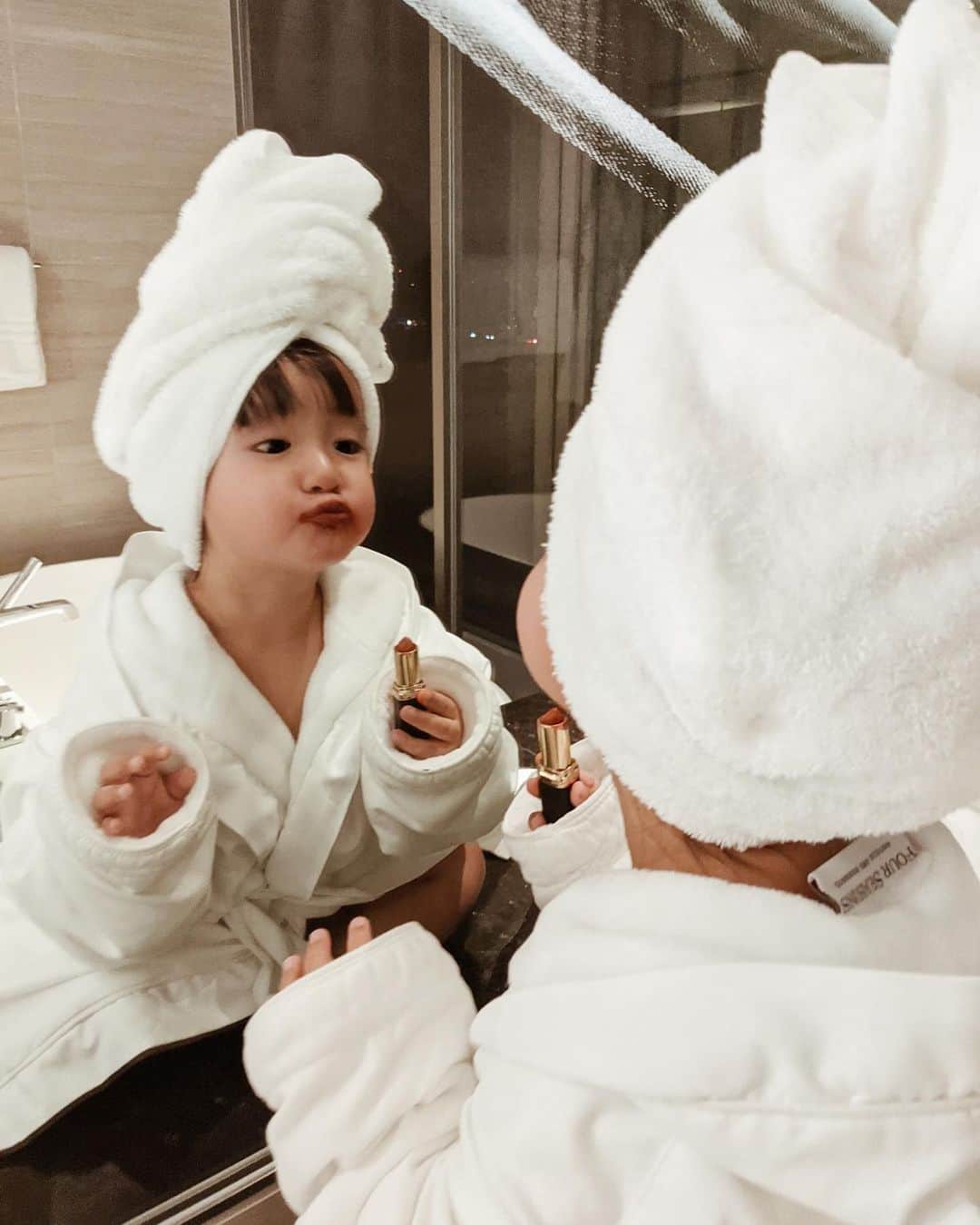 孫きょうのインスタグラム：「👶🏻💋💄  撮れ高が良すぎてww 動画はリールの方に残すね😫❤️  5枚目もあほの子ぽくて好き笑  📍@fsotemachi  #fourseasonshotel #fourseasons #fourseasonshoteltokyootemachi #hotelstay #staycation  #フォーシーズンズホテル東京大手町 #フォーシーズンズ  #3歳 #女の子ママ」