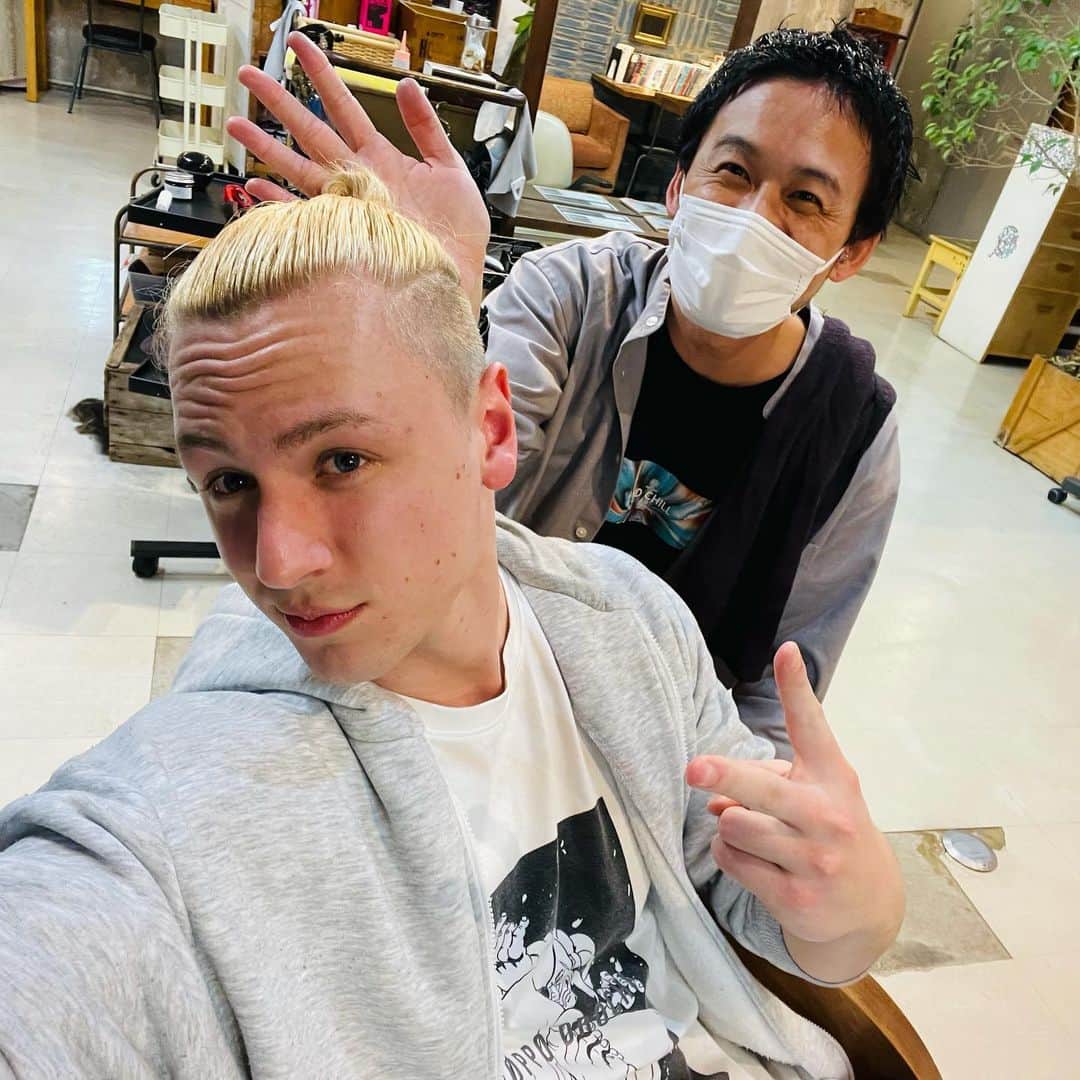 のインスタグラム：「どうもラストサムライです。  竹内さんいつも本当にありがとうございます✨  皆んな髪型迷ったらとりあえず竹内さんのところに行きな！ @shiny629   どんなスタイルも作ってくれるから👍  これからも宜しくお願いします😁」